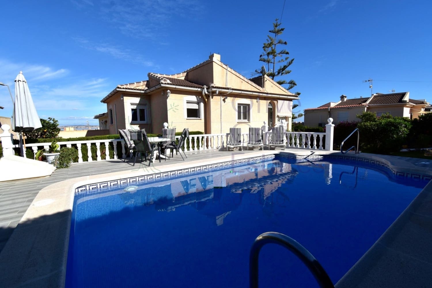 4 Zimmer Villa zu verkaufen in Torrevieja - 410.000 € (Ref: 9798261)