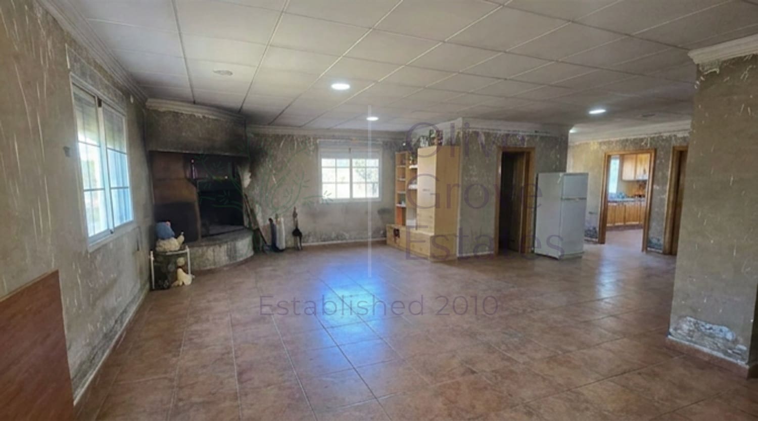 8 bedroom Villa for sale in Sax with pool garage - € 499,950 (Ref: 9839946)