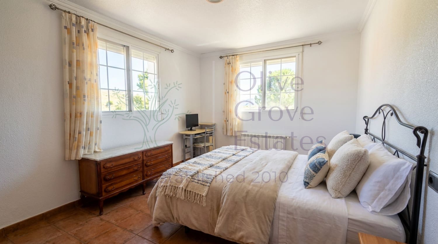 8 bedroom Villa for sale in Sax with pool garage - € 499,950 (Ref: 9839946)