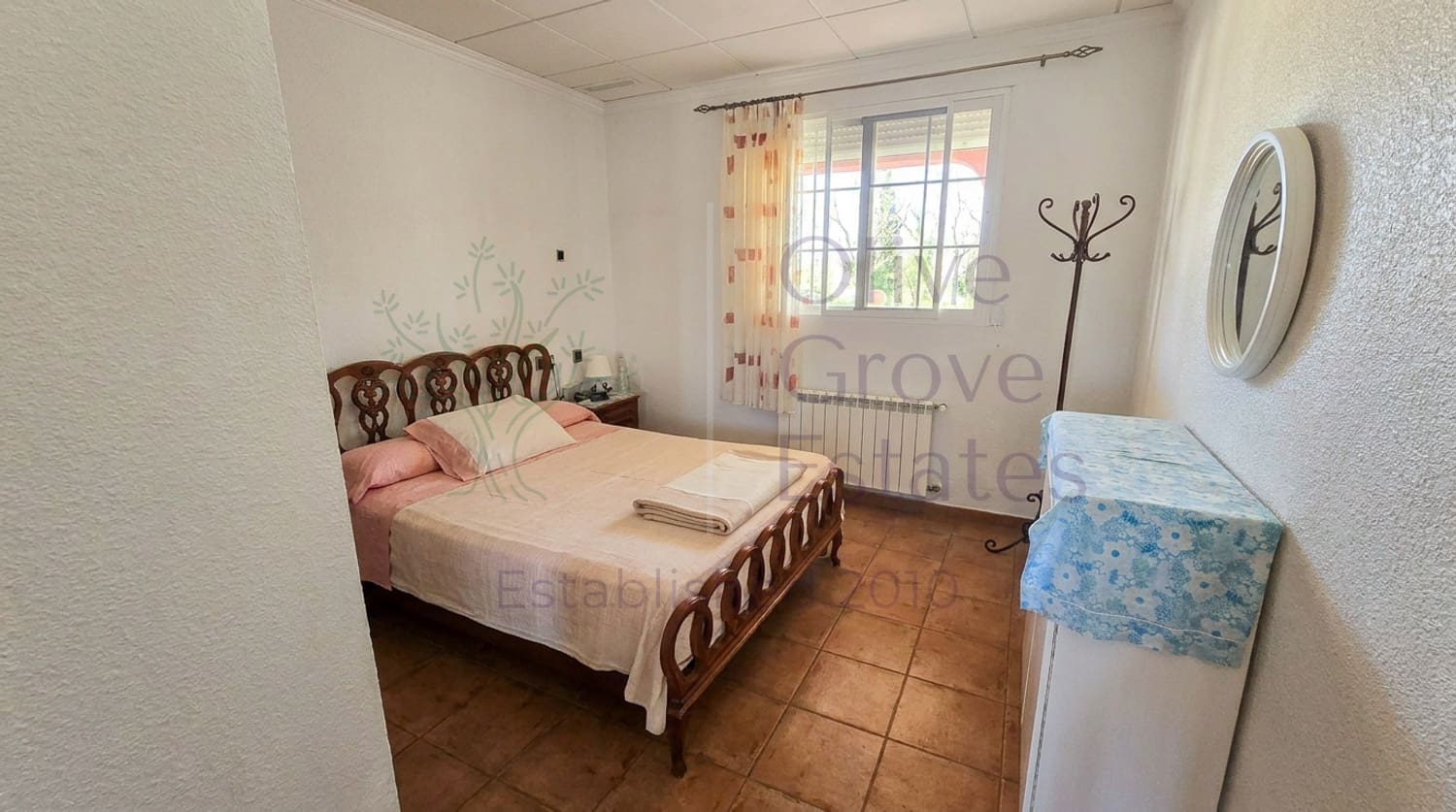 8 bedroom Villa for sale in Sax with pool garage - € 499,950 (Ref: 9839946)