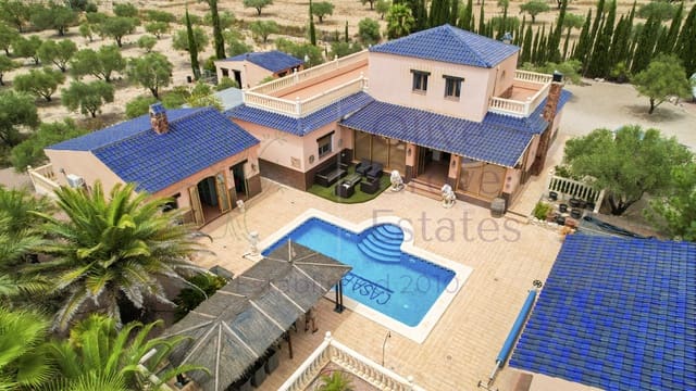 Chalet de 6 habitaciones en Salinas en venta con piscina garaje - 595.000 € (Ref: 9965931)