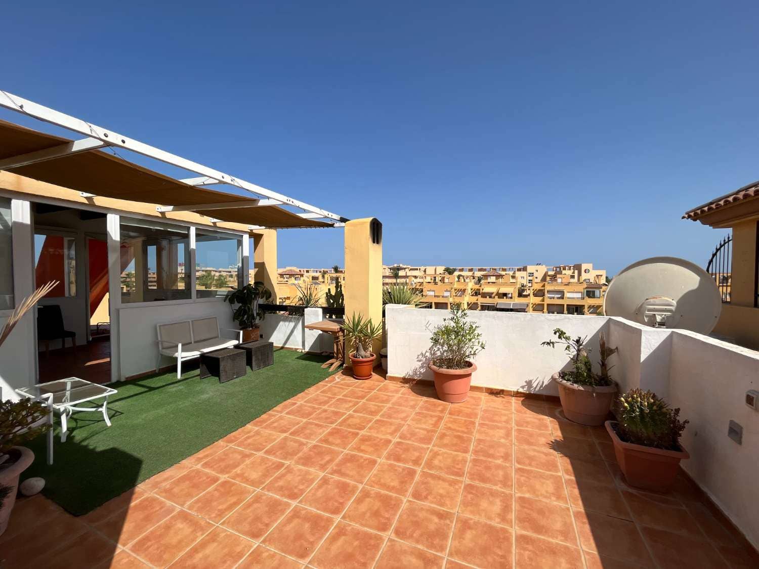 2 soveværelse Strandlejlighed til salg i Puerto del Rey med swimmingpool garage - € 199.000 (Ref: 8708044)