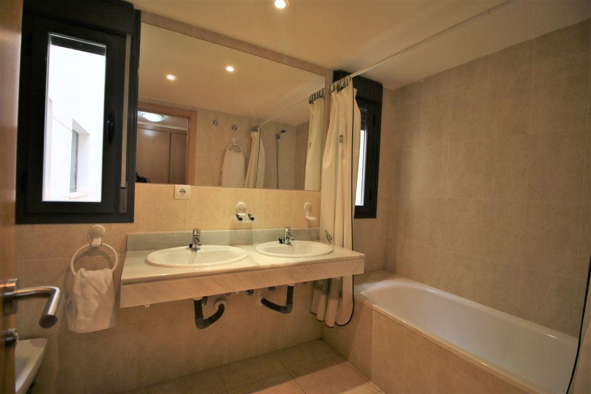 2 bedroom Beach Apartment for holiday rental in Puerto del Rey with pool - € 700 (Ref: 9126627)