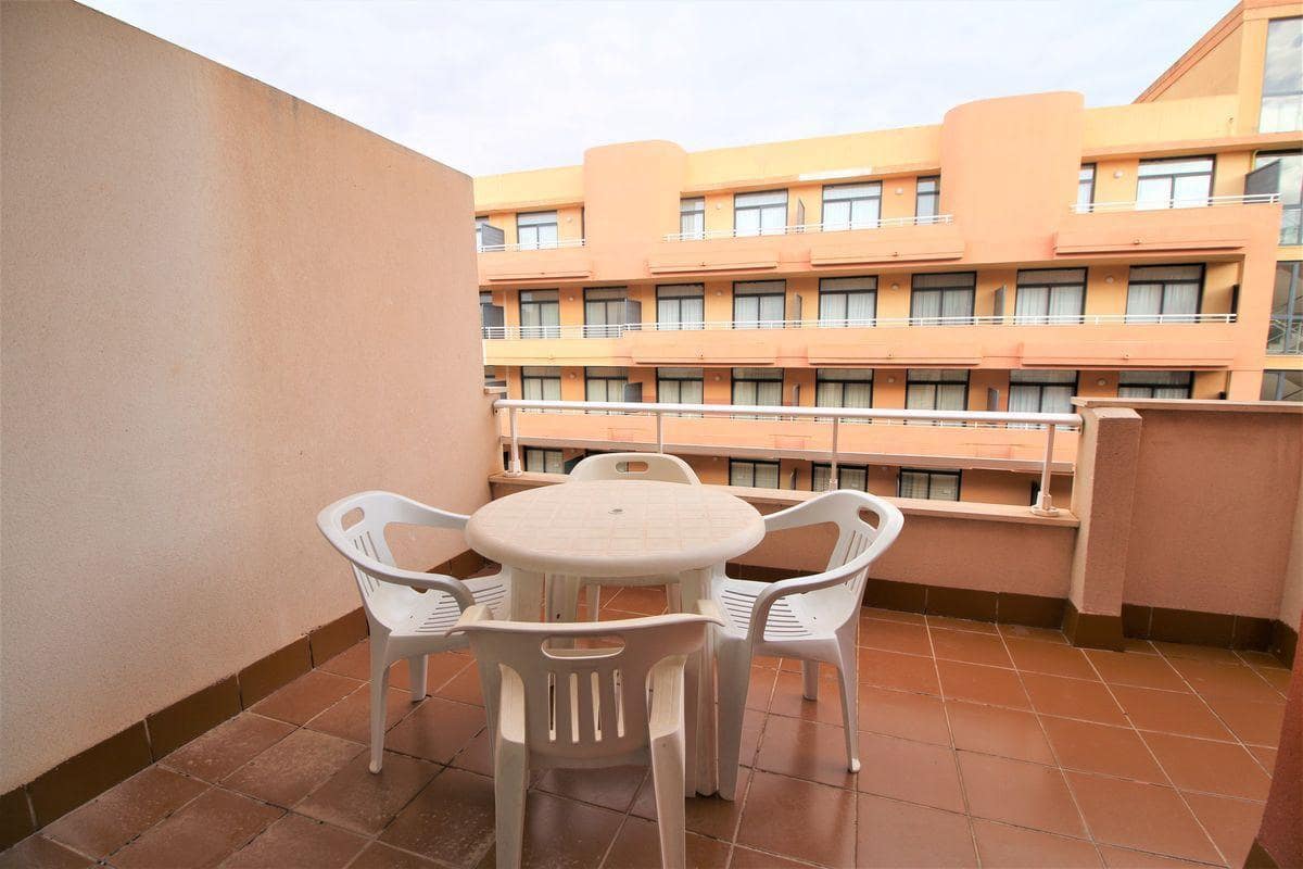 2 bedroom Beach Apartment for holiday rental in Puerto del Rey with pool - € 700 (Ref: 9126627)