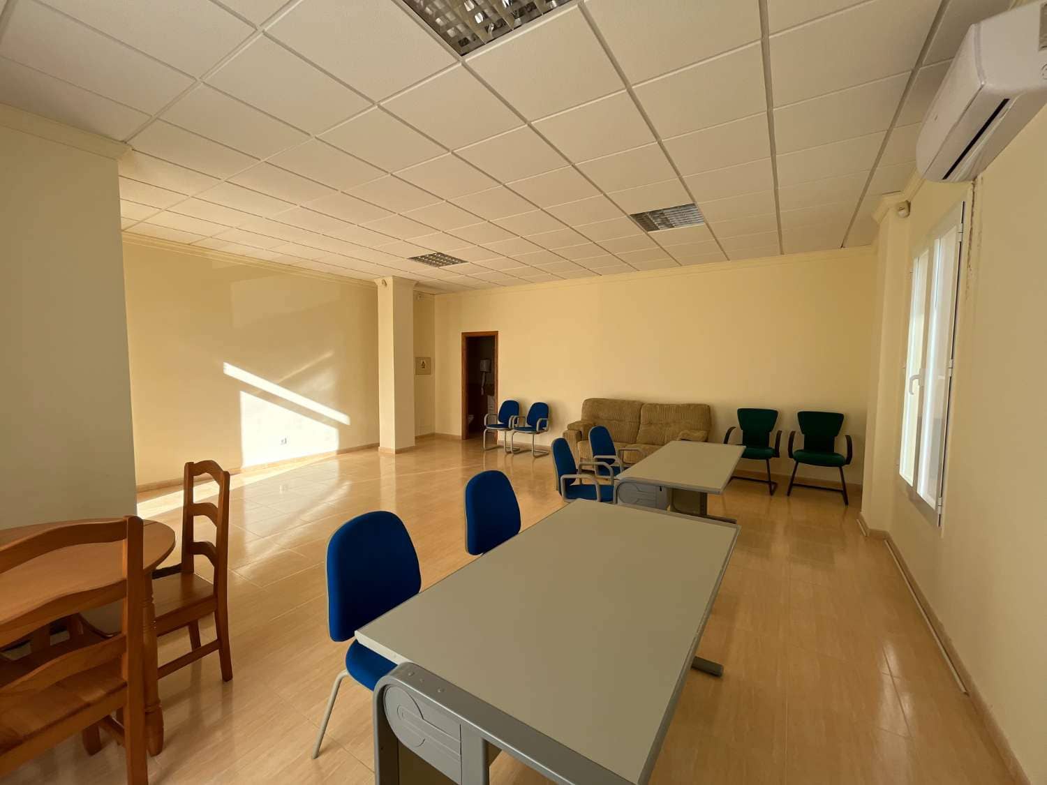 Office for rent in Palomares - € 450 (Ref: 9585918)