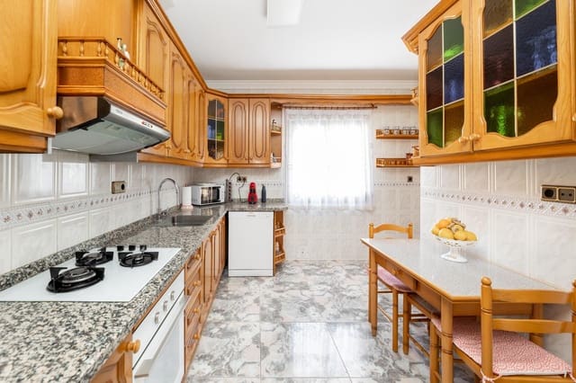 4 soveværelse Byhus til salg i Iznalloz med garage - € 215.000 (Ref: 9386249)