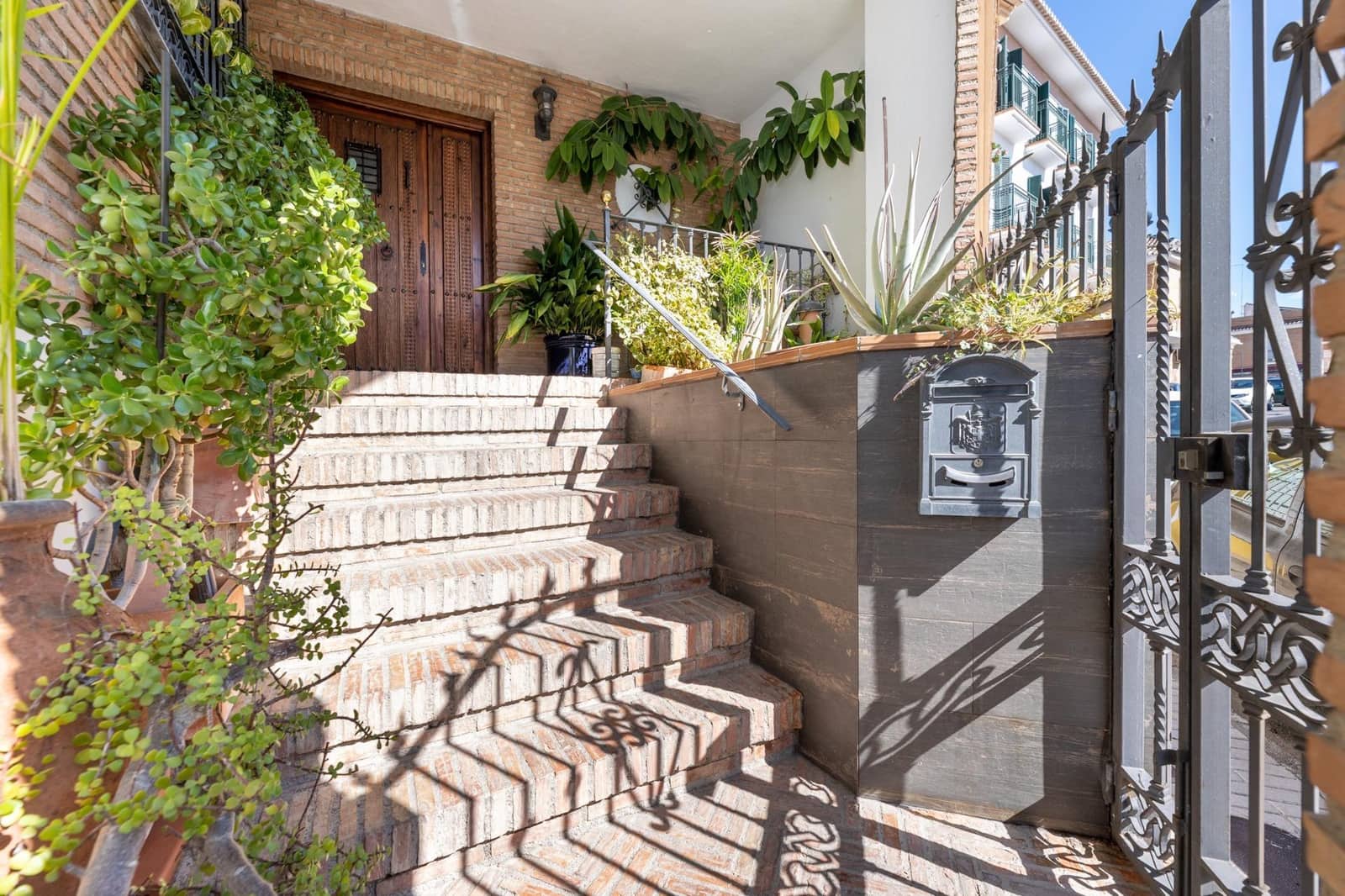 5 bedroom Townhouse for sale in Peligros with garage - € 595,000 (Ref: 9386252)