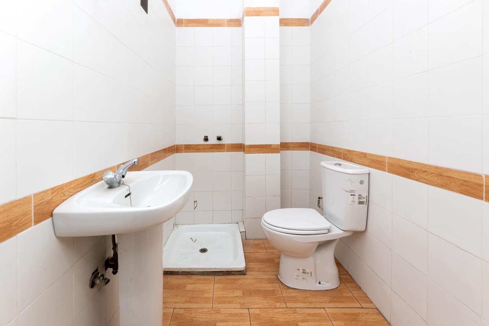 Kaupallinen myytävänä paikassa Armilla - 120 000 € (Ref: 9456500)