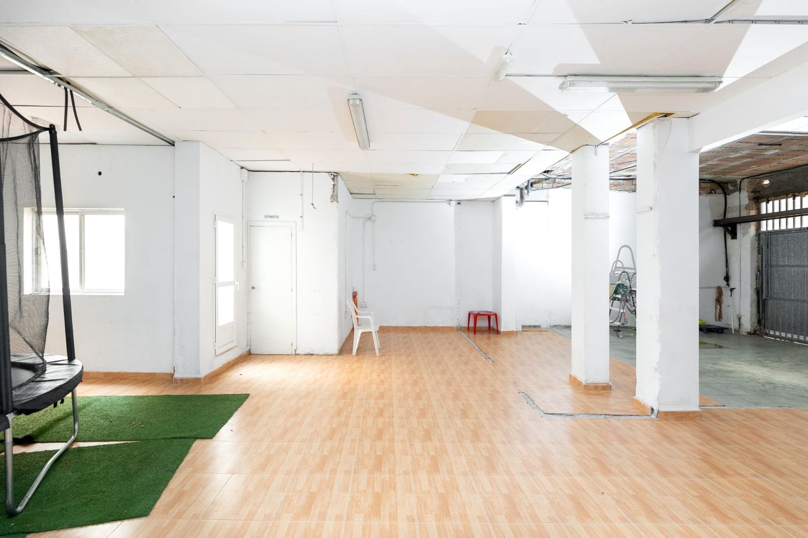 Kaupallinen myytävänä paikassa Armilla - 120 000 € (Ref: 9456500)