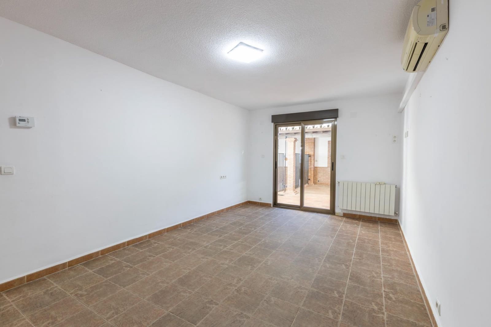 7 bedroom Terraced Villa for sale in Granada city with garage - € 420,000 (Ref: 9491635)