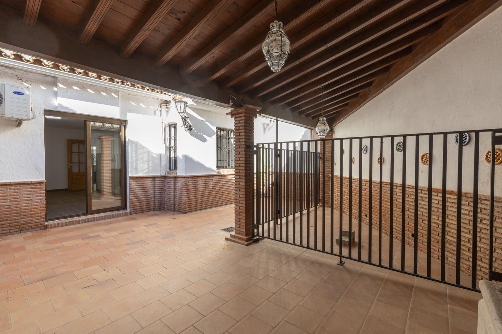 7 bedroom Terraced Villa for sale in Granada city with garage - € 420,000 (Ref: 9491635)