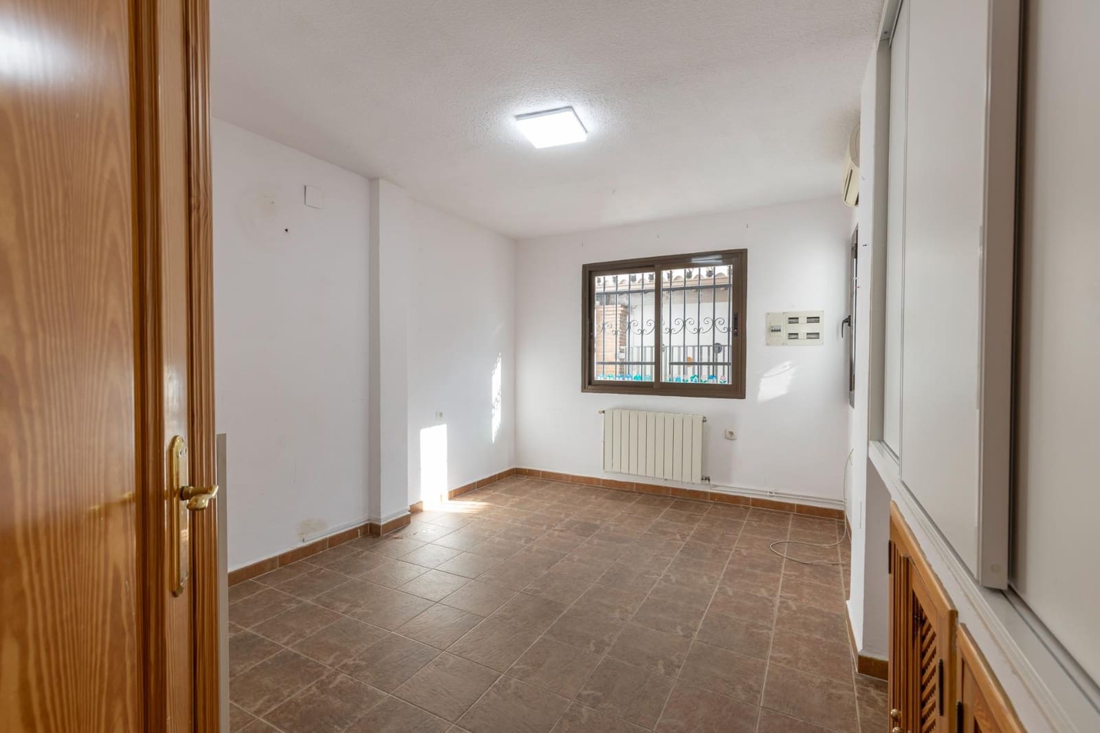 7 bedroom Terraced Villa for sale in Granada city with garage - € 420,000 (Ref: 9491635)