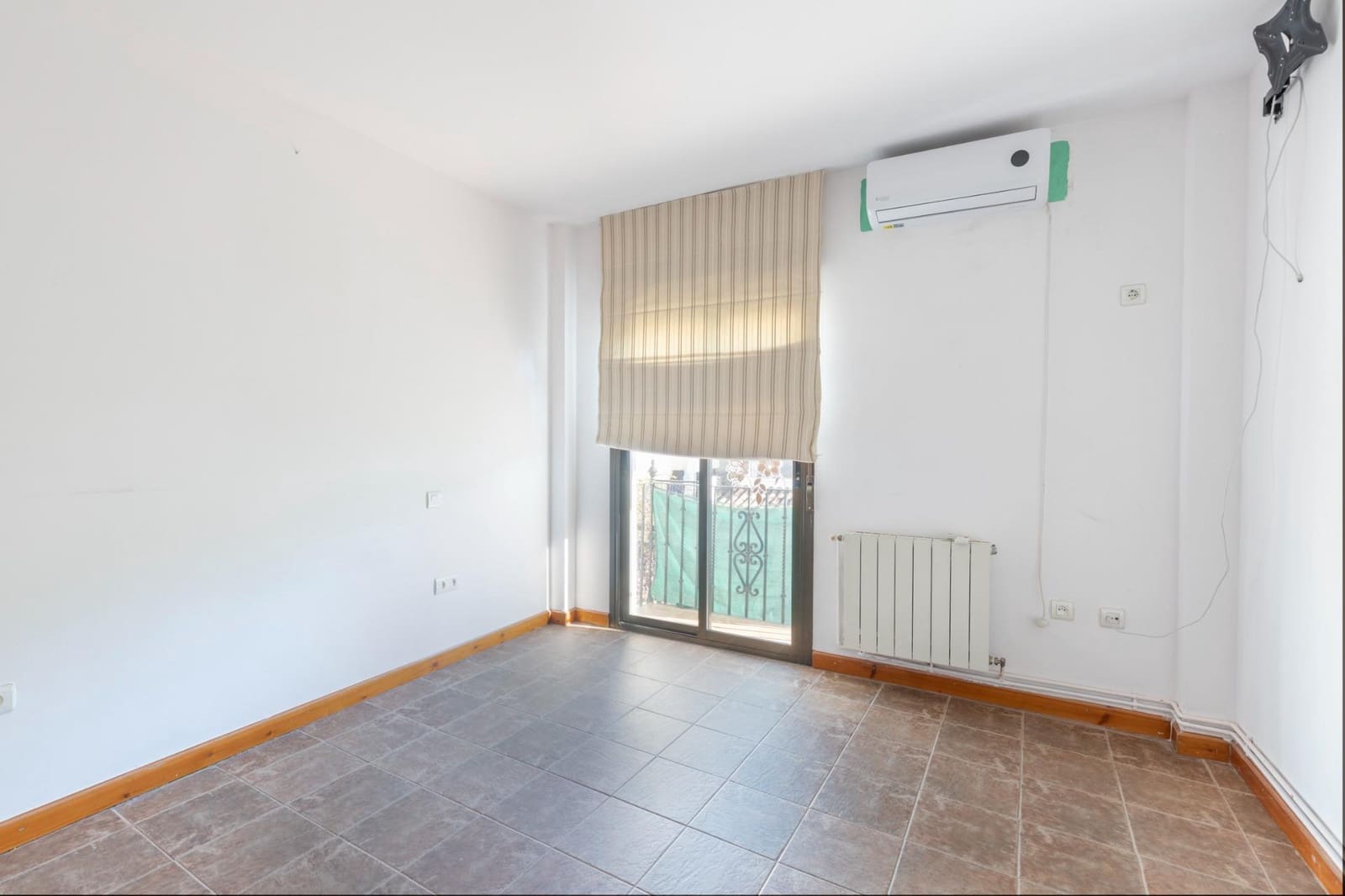 7 bedroom Terraced Villa for sale in Granada city with garage - € 420,000 (Ref: 9491635)