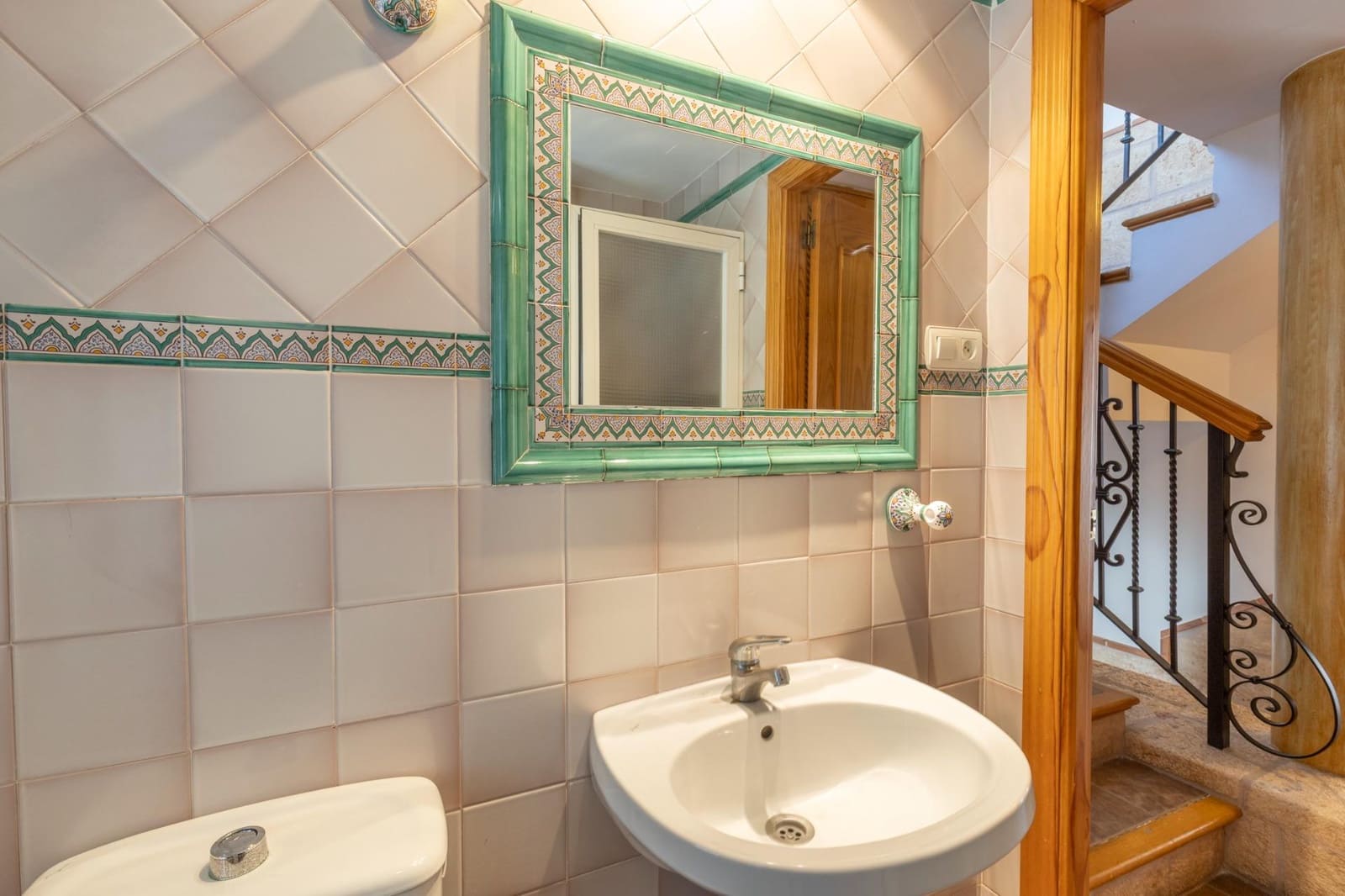 7 bedroom Terraced Villa for sale in Granada city with garage - € 420,000 (Ref: 9491635)