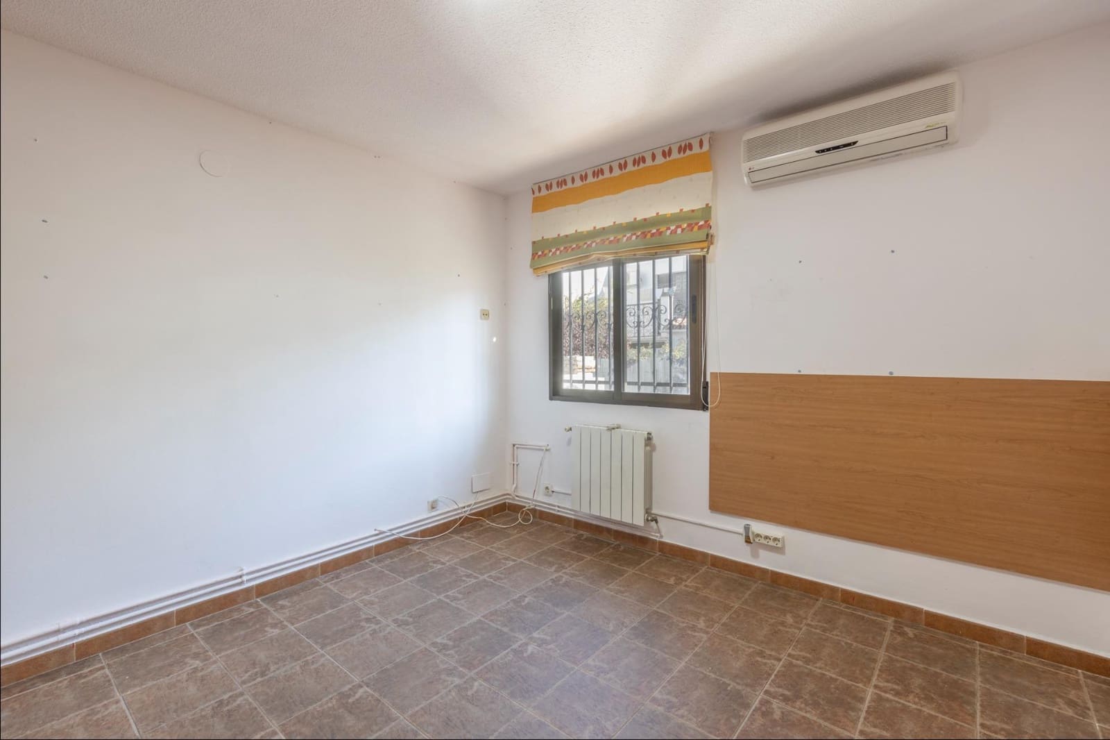 7 bedroom Terraced Villa for sale in Granada city with garage - € 420,000 (Ref: 9491635)