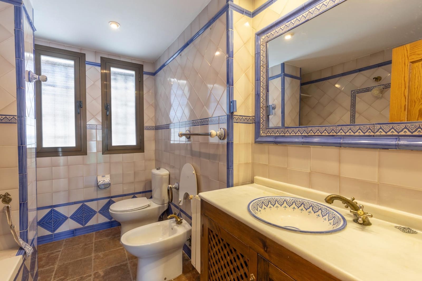 7 bedroom Terraced Villa for sale in Granada city with garage - € 420,000 (Ref: 9491635)