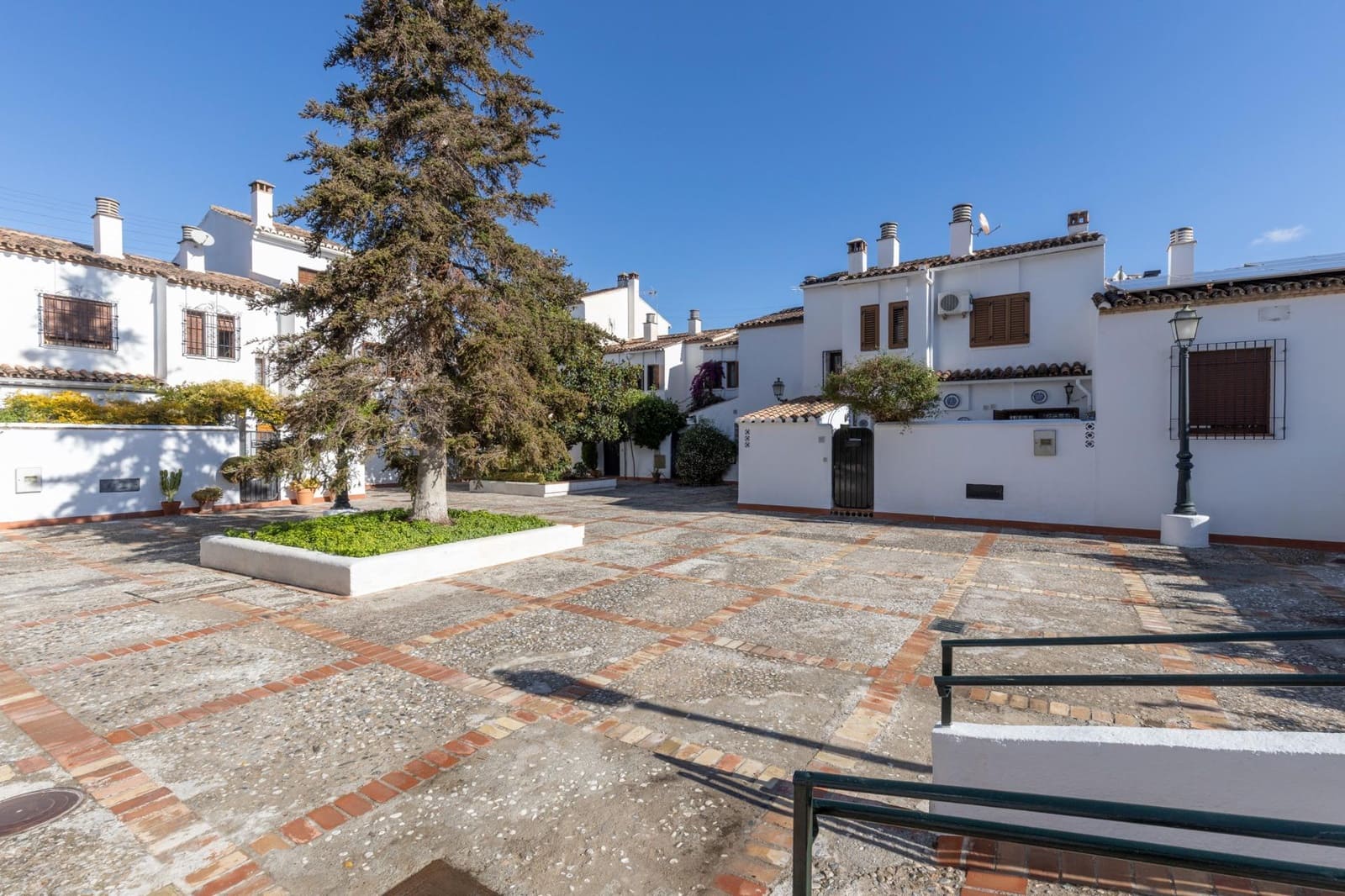 7 bedroom Terraced Villa for sale in Granada city with garage - € 420,000 (Ref: 9491635)