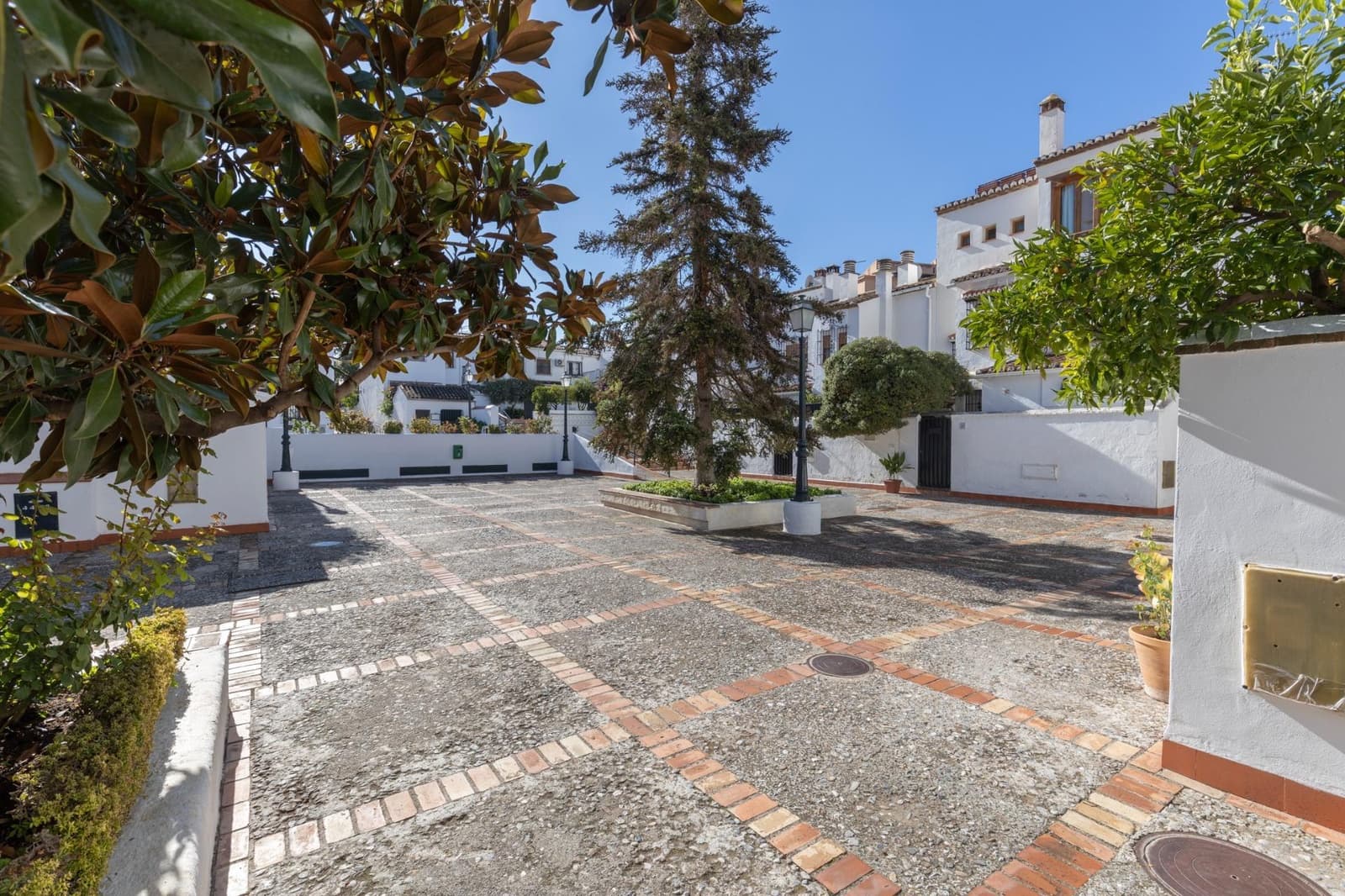 7 bedroom Terraced Villa for sale in Granada city with garage - € 420,000 (Ref: 9491635)