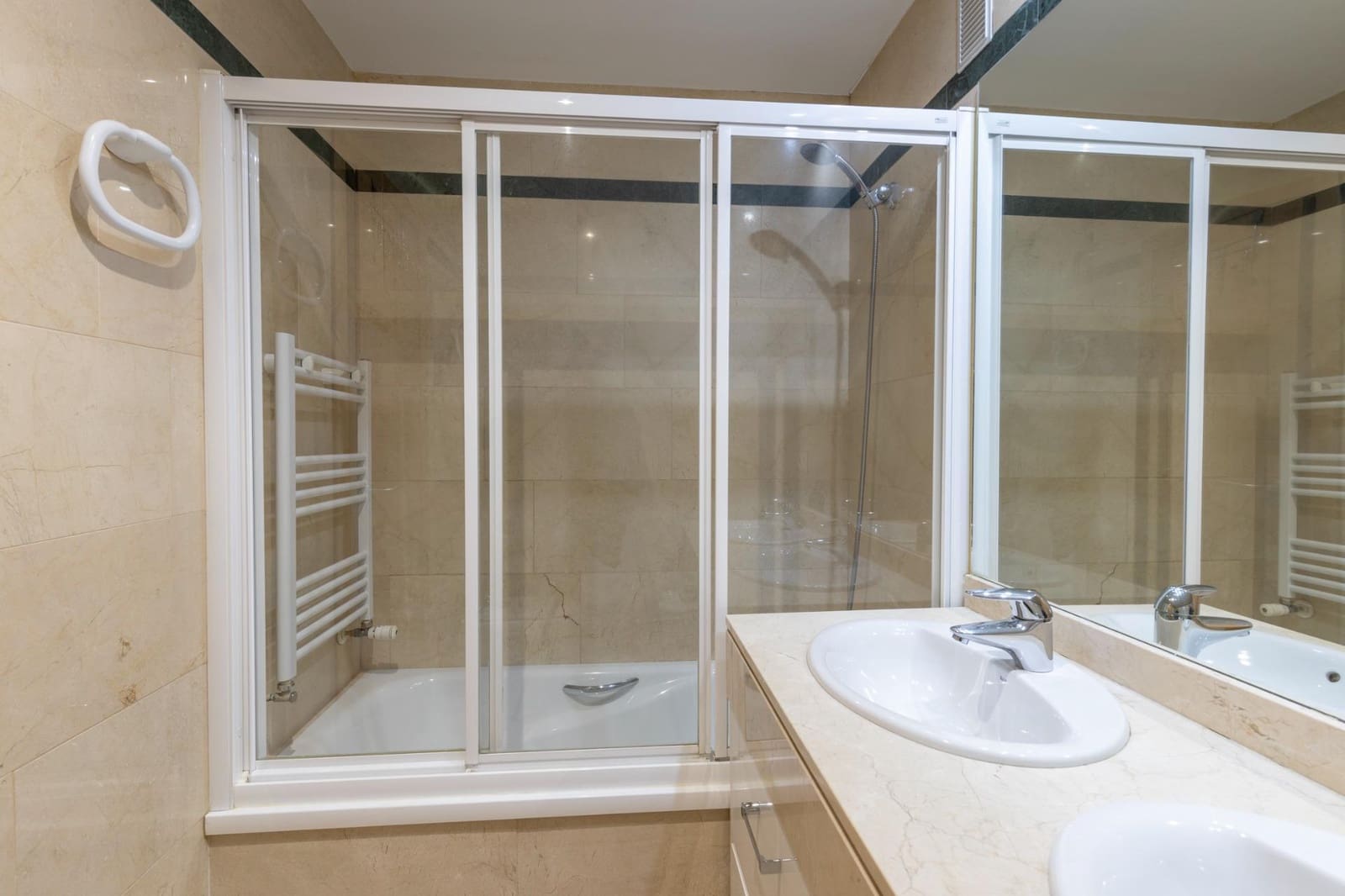 2 bedroom Flat for sale in Granada city with garage - € 356,500 (Ref: 9491636)