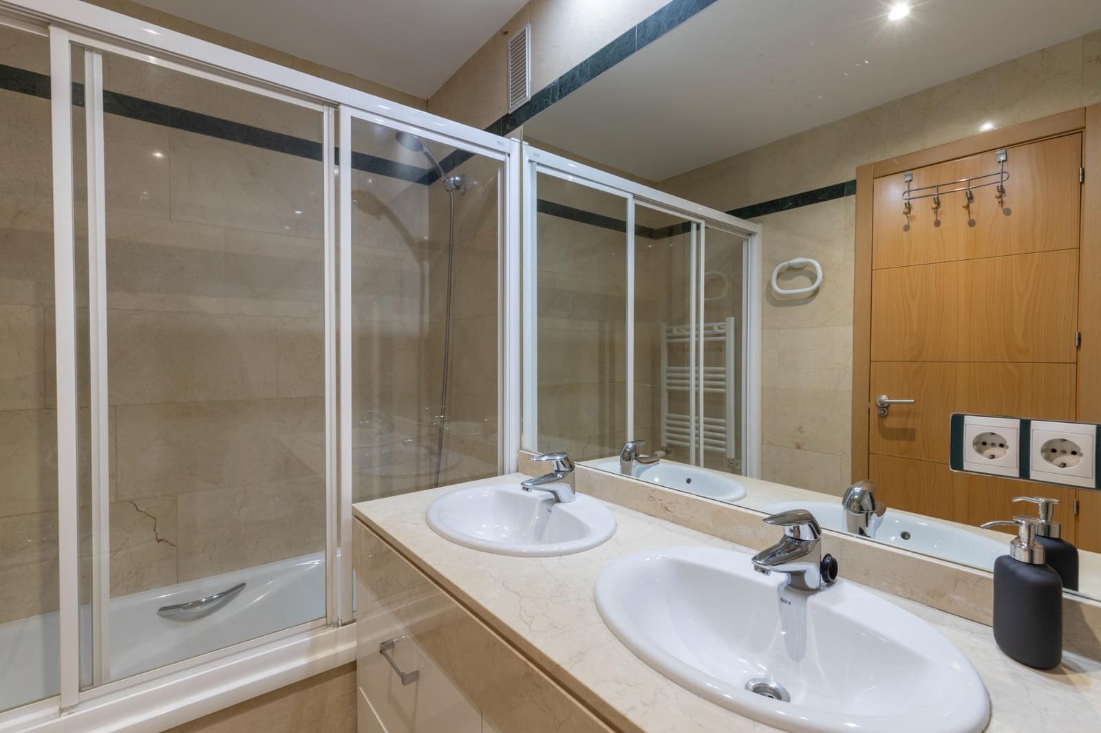 2 bedroom Flat for sale in Granada city with garage - € 356,500 (Ref: 9491636)