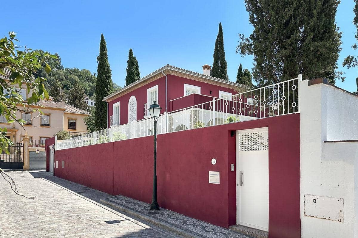 5 bedroom Villa for sale in Granada city with garage - € 1,395,000 (Ref: 9513612)