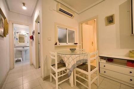 2 soveværelse Lejlighed til salg i Torrevieja med swimmingpool garage - € 133.000 (Ref: 10044819)