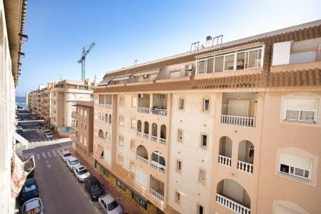 2 soveværelse Lejlighed til salg i Torrevieja med swimmingpool garage - € 133.000 (Ref: 10044819)