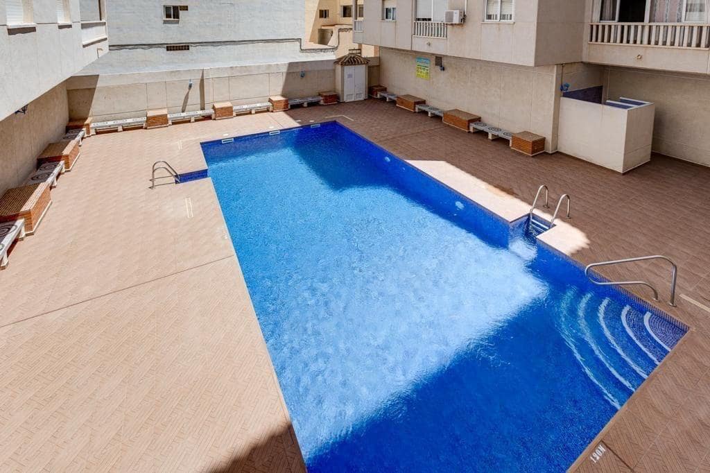 2 soveværelse Lejlighed til salg i Torrevieja med swimmingpool garage - € 133.000 (Ref: 10044819)