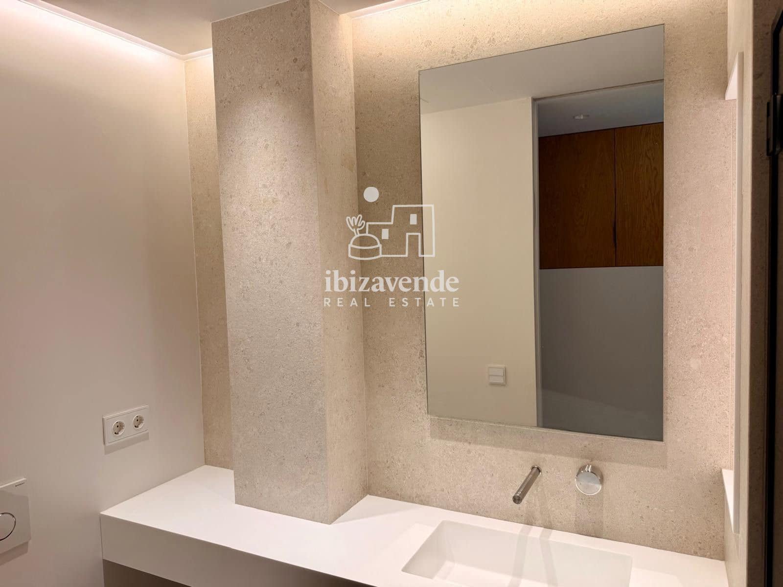 2 bedroom Flat for rent in Ibiza / Eivissa town - € 2,200 (Ref: 10004325)