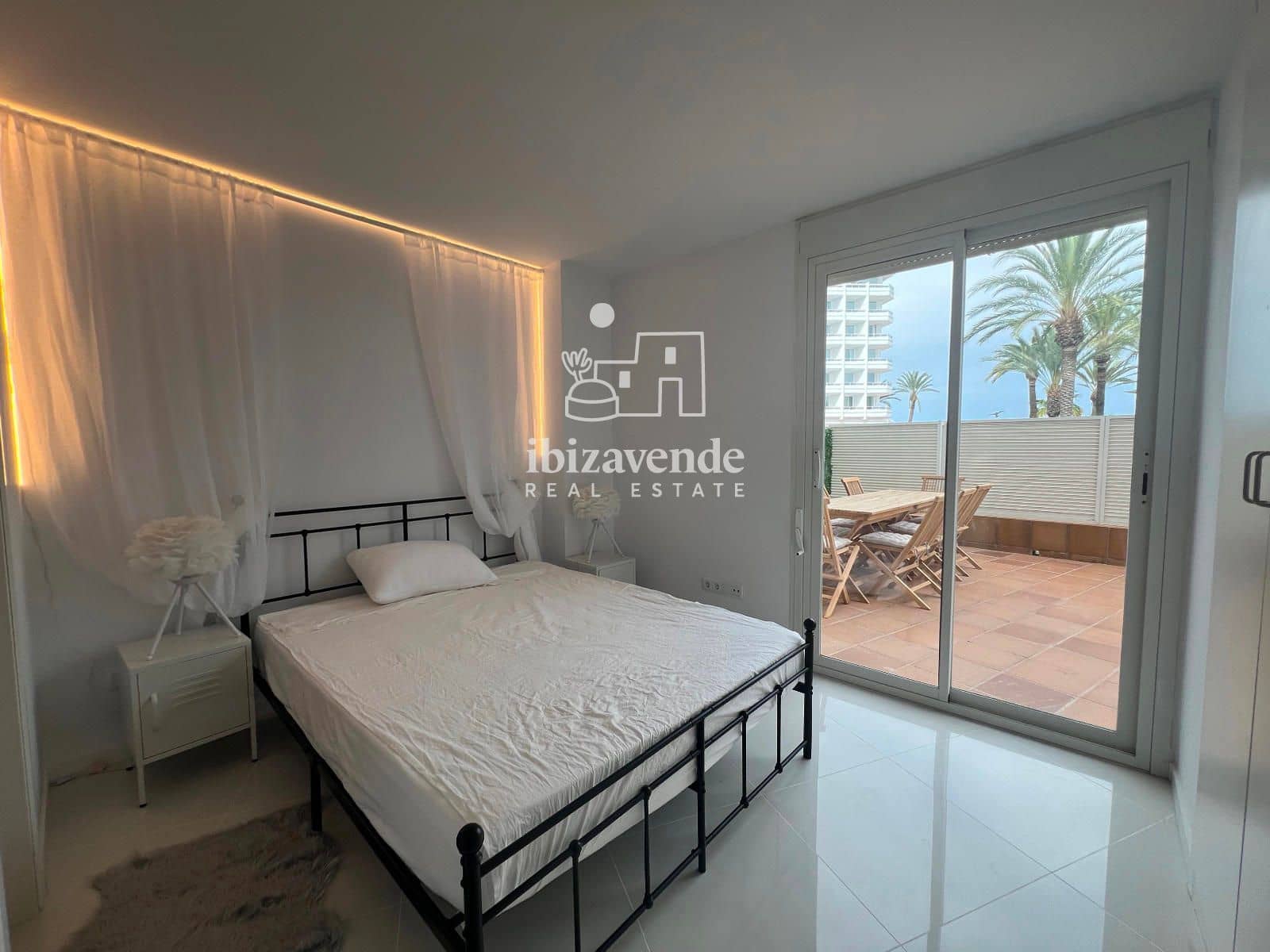 2 bedroom Flat for sale in Ibiza / Eivissa town with pool - € 680,000 (Ref: 10008008)