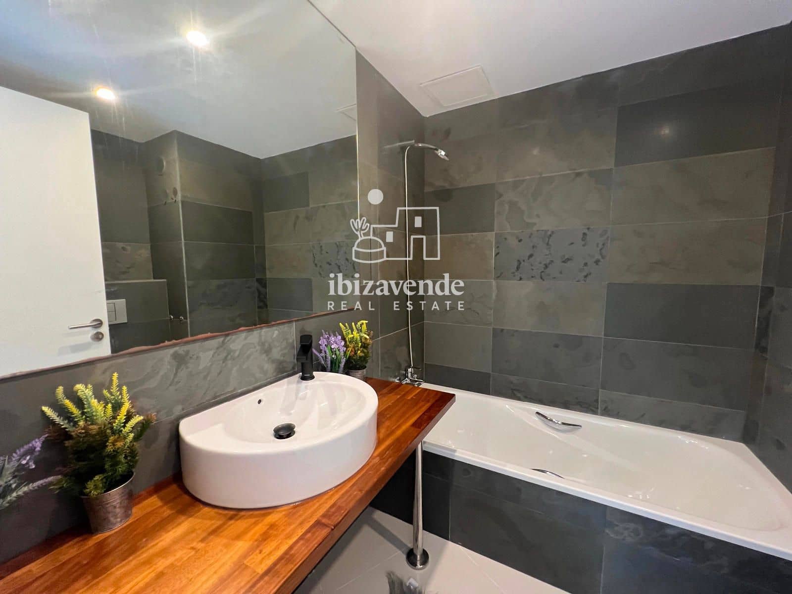 2 bedroom Flat for sale in Ibiza / Eivissa town with pool - € 680,000 (Ref: 10008008)