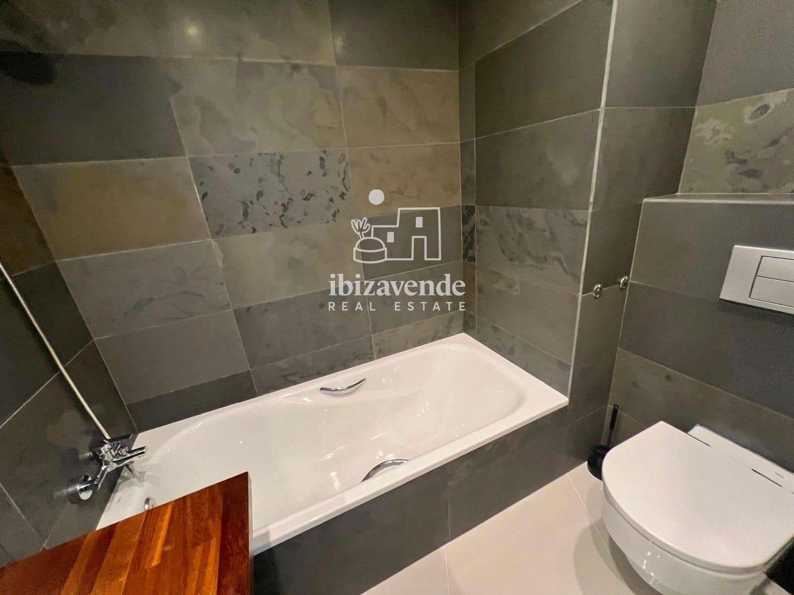 2 bedroom Flat for sale in Ibiza / Eivissa town with pool - € 680,000 (Ref: 10008008)