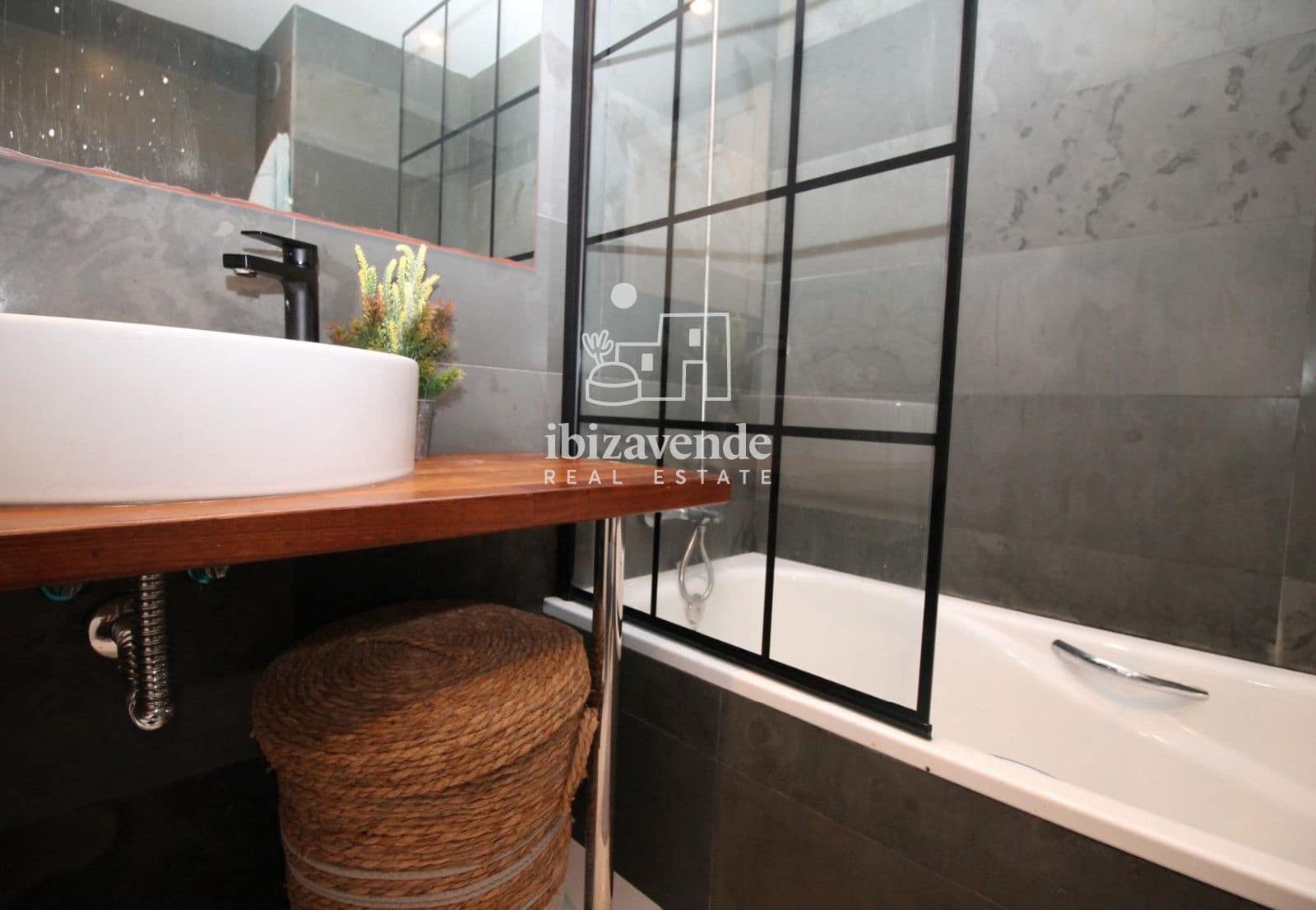 2 bedroom Flat for sale in Ibiza / Eivissa town with pool - € 680,000 (Ref: 10008008)