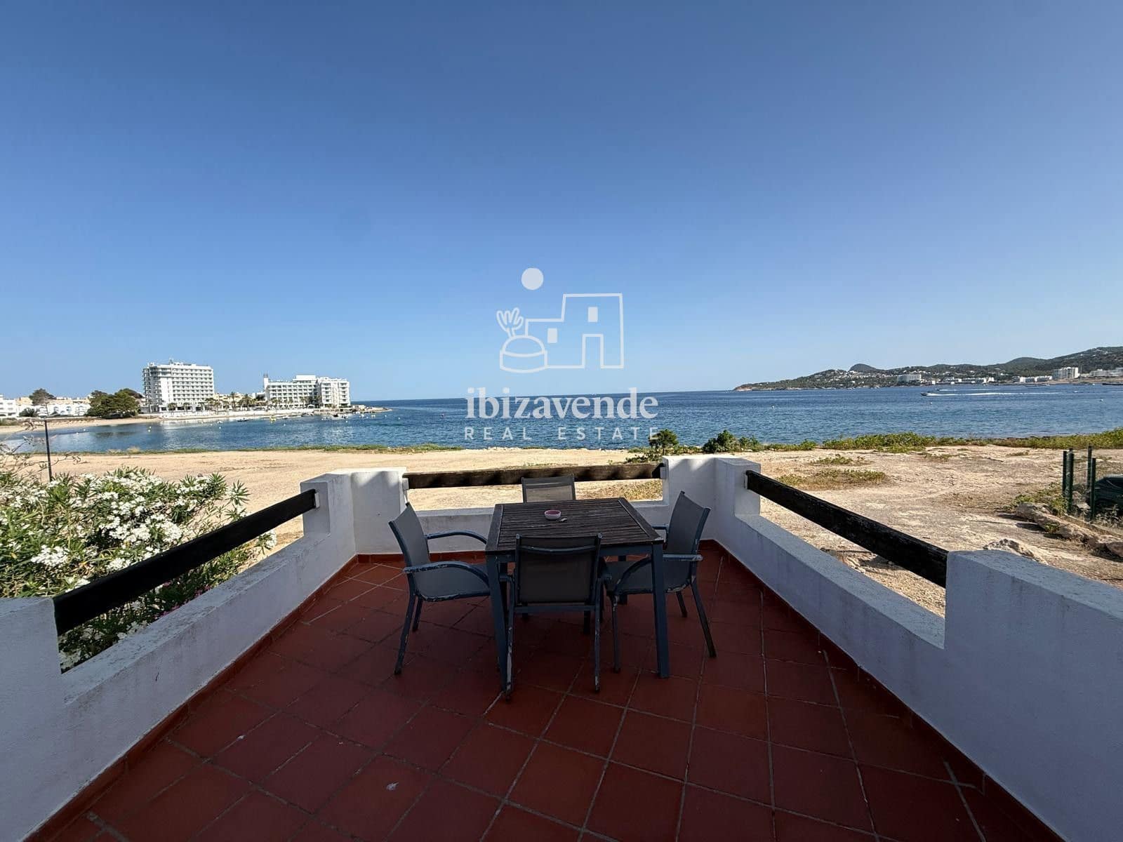 4 Zimmer Villa zu vermieten in Cala d'en Bou - 3.000 € (Ref: 10009622)