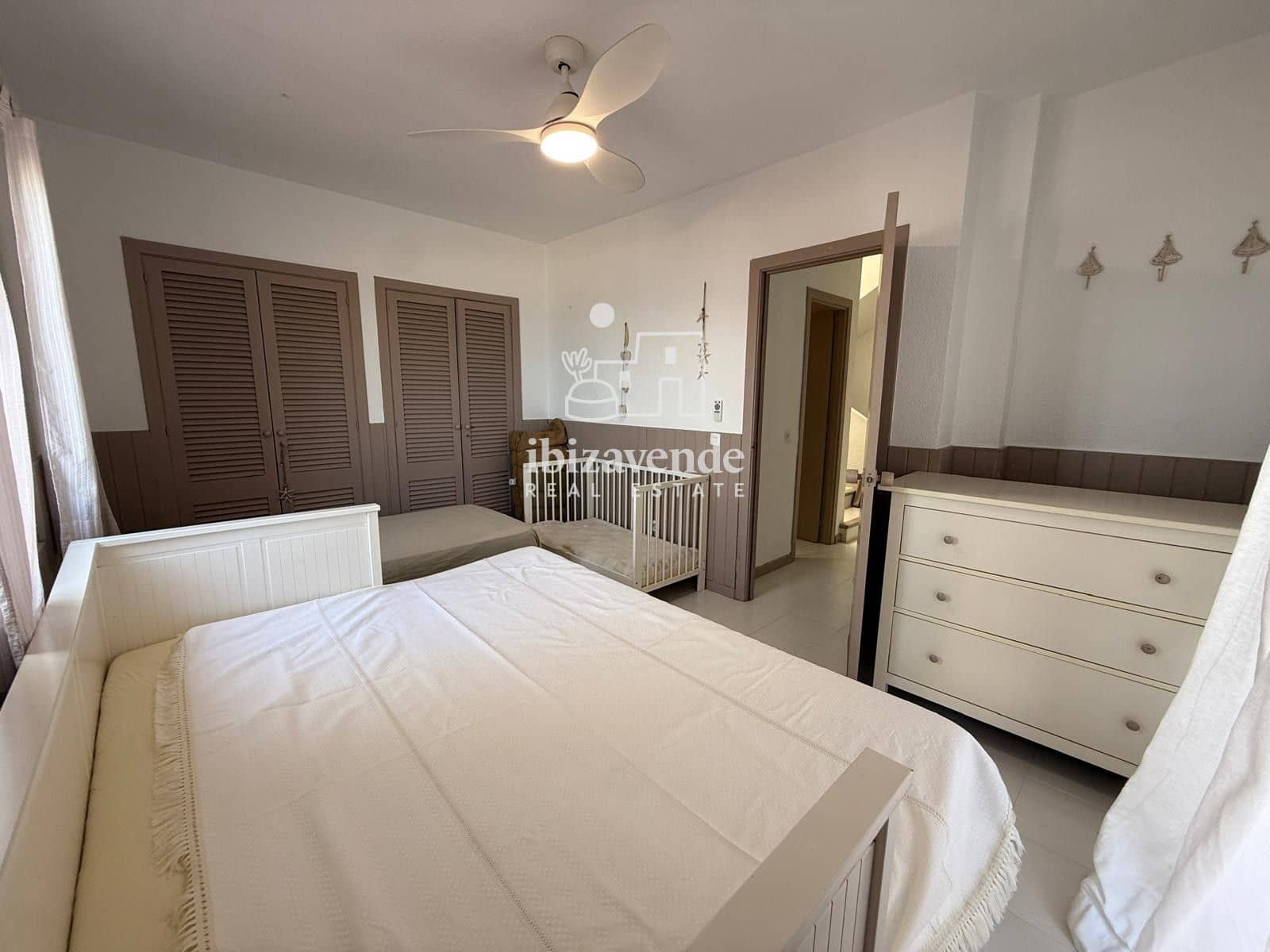 4 Zimmer Villa zu vermieten in Cala d'en Bou - 3.000 € (Ref: 10009622)