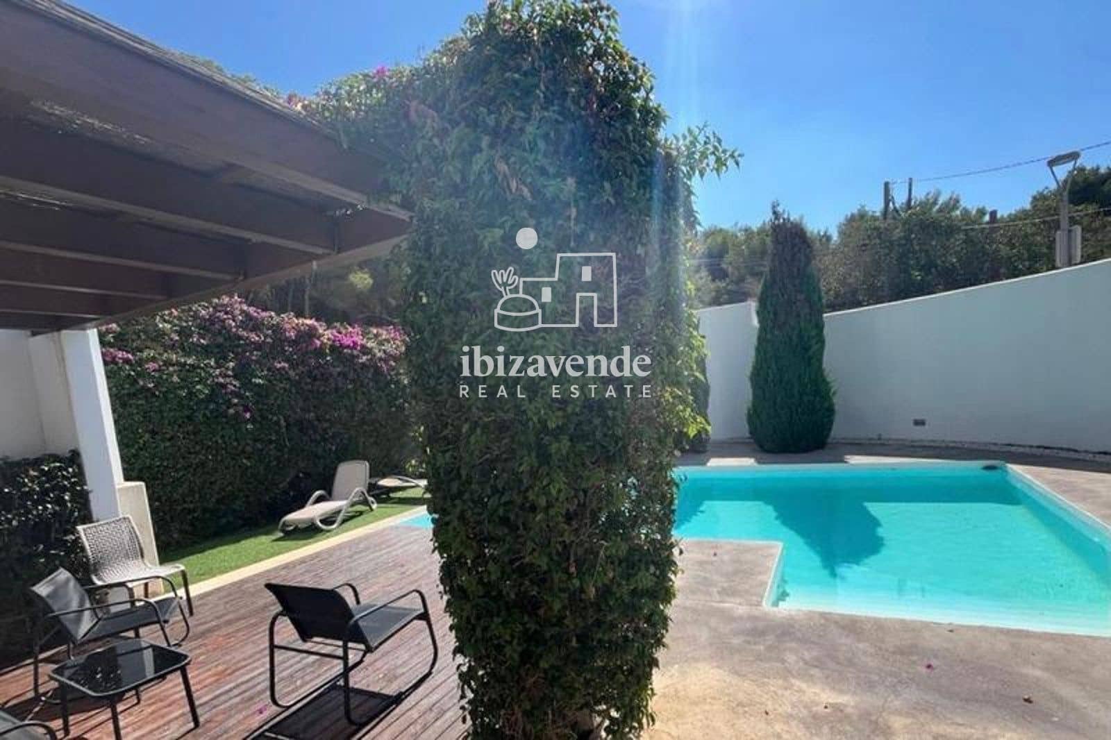 3 soveværelse Byhus til salg i Cala Llonga med swimmingpool garage - € 895.000 (Ref: 10029732)