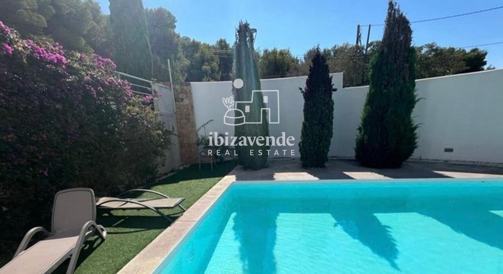 3 soveværelse Byhus til salg i Cala Llonga med swimmingpool garage - € 895.000 (Ref: 10029732)