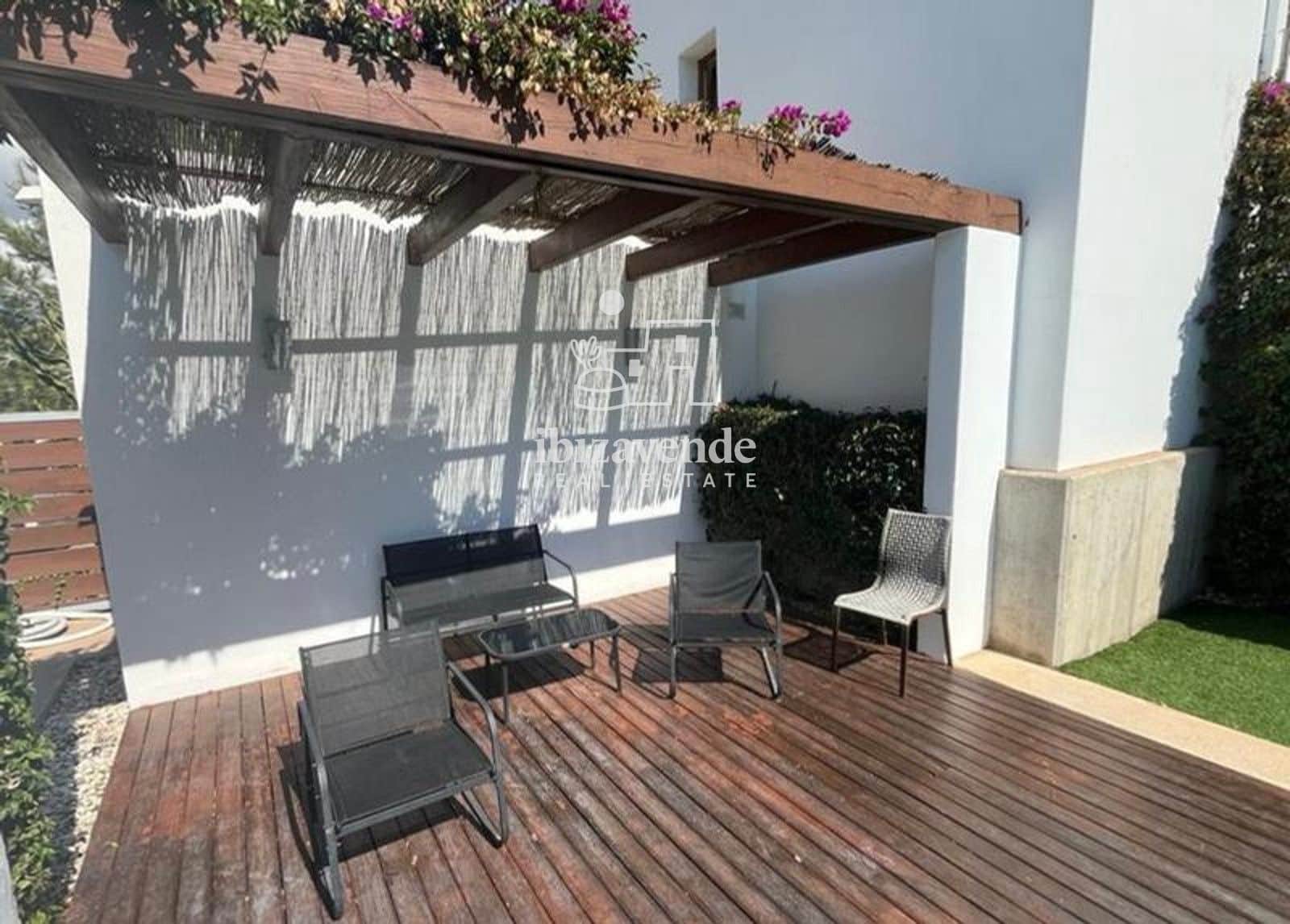3 soveværelse Byhus til salg i Cala Llonga med swimmingpool garage - € 895.000 (Ref: 10029732)