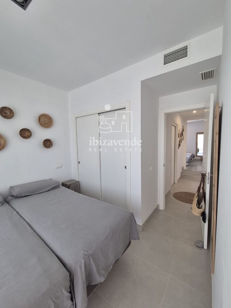 Ático de 2 habitaciones en Cala Tarida en alquiler con piscina garaje - 2.200 € (Ref: 10041833)