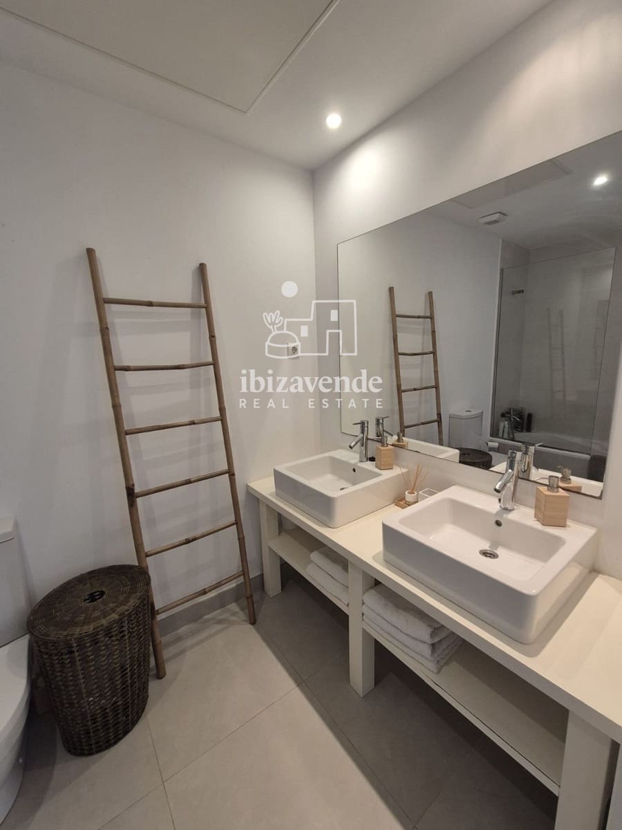 Ático de 2 habitaciones en Cala Tarida en alquiler con piscina garaje - 2.200 € (Ref: 10041833)