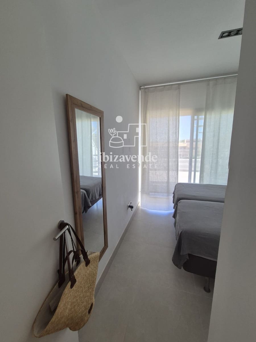 Ático de 2 habitaciones en Cala Tarida en alquiler con piscina garaje - 2.200 € (Ref: 10041833)