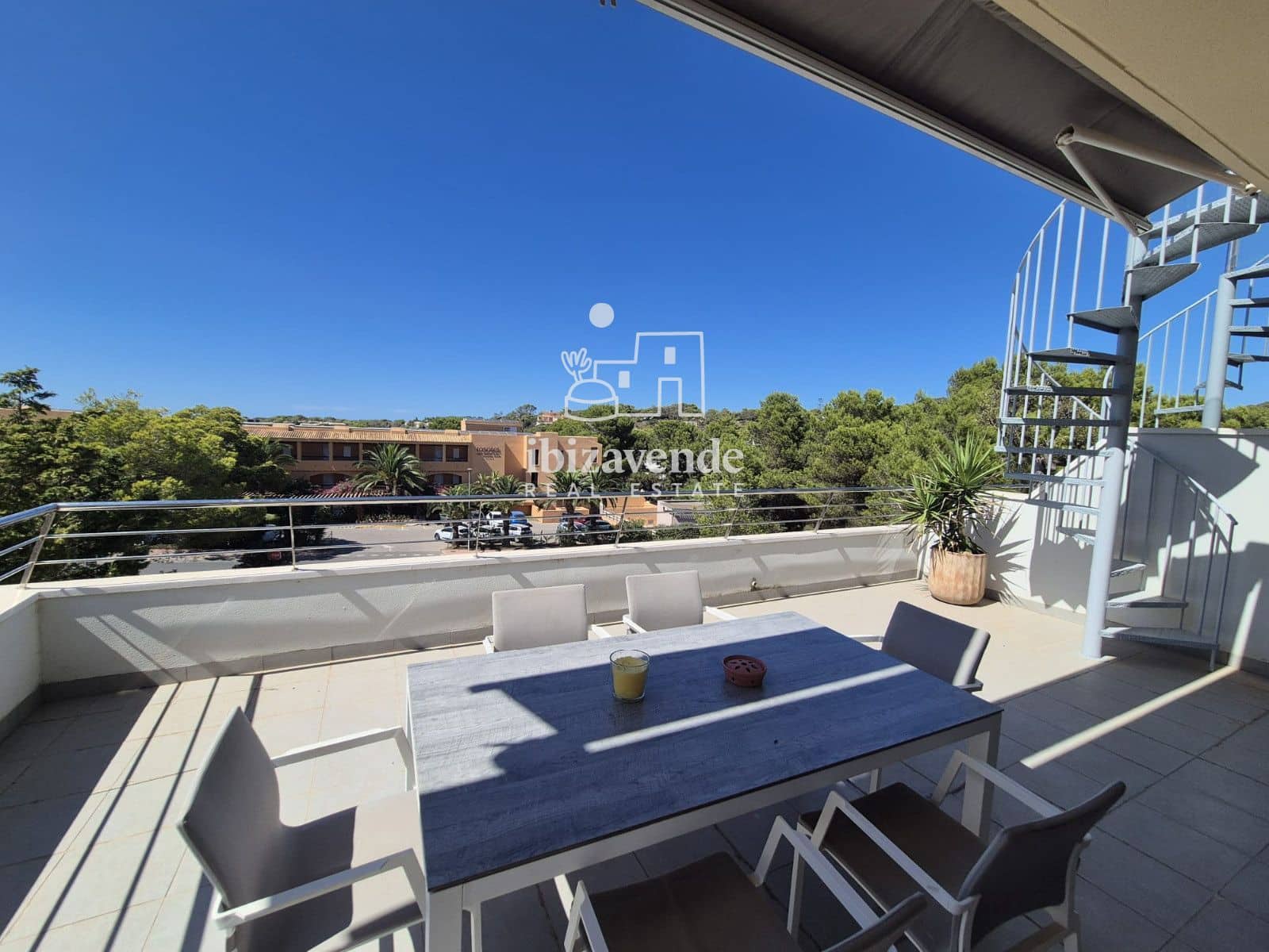 Ático de 2 habitaciones en Cala Tarida en alquiler con piscina garaje - 2.200 € (Ref: 10041833)