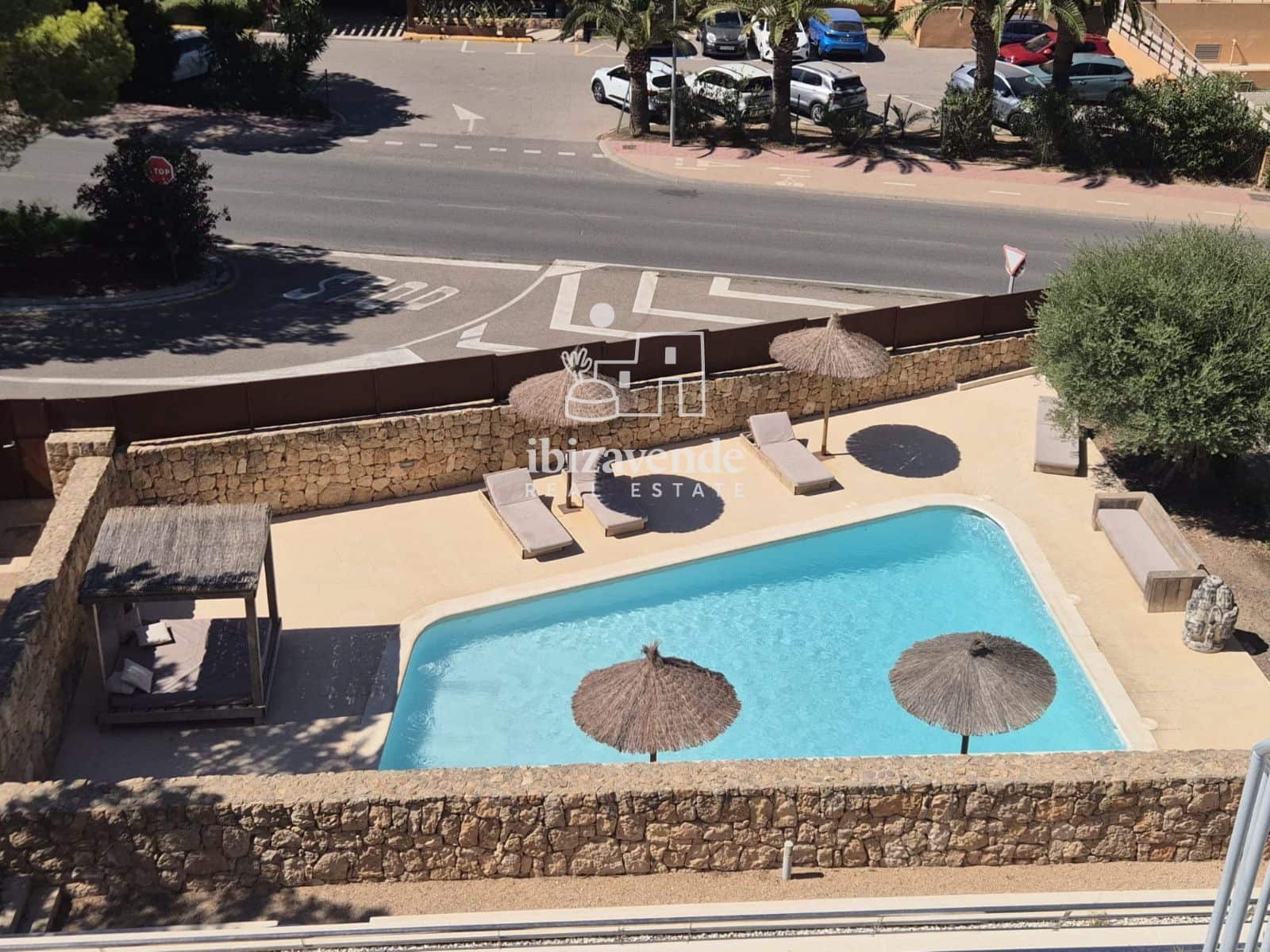 Ático de 2 habitaciones en Cala Tarida en alquiler con piscina garaje - 2.200 € (Ref: 10041833)
