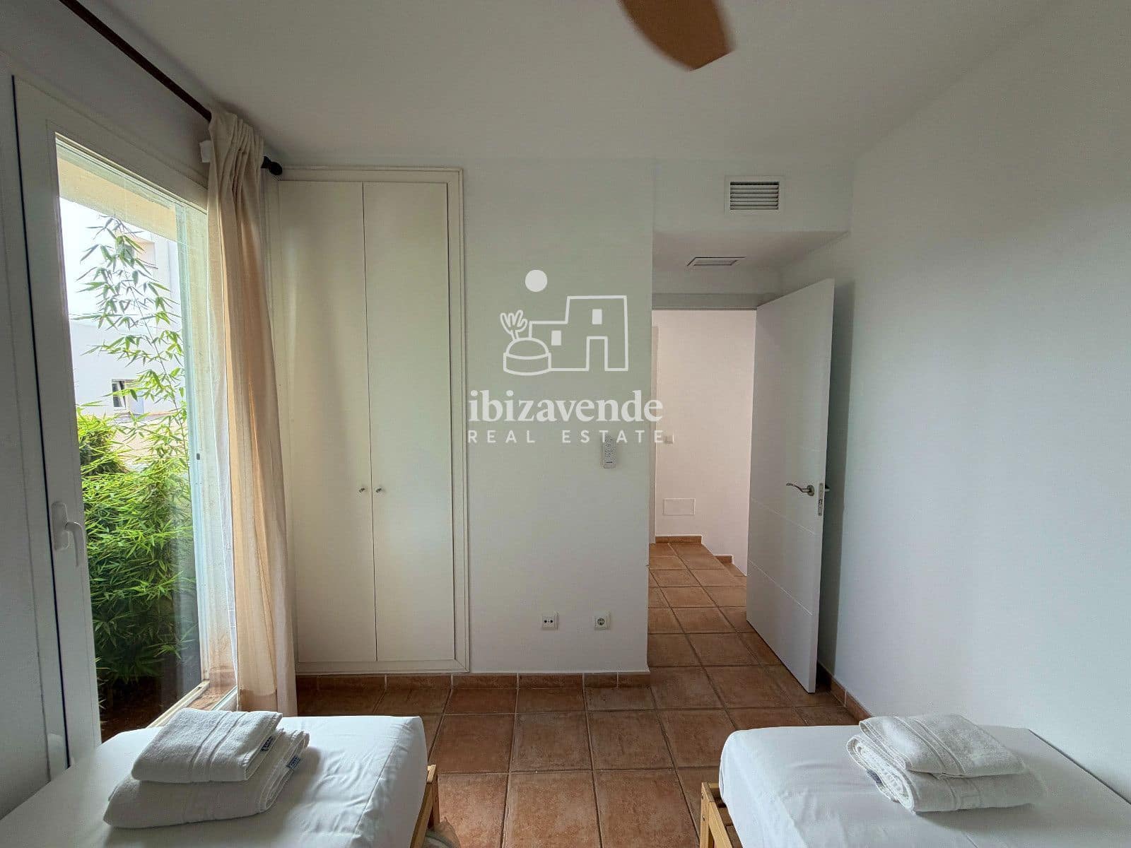 2 soverom Leilighet til leie i Santa Eulalia / Santa Eularia med svømmebasseng garasje - € 2 800 (Ref: 10054286)