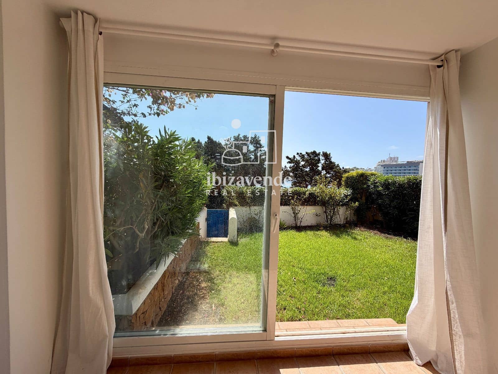2 soverom Leilighet til leie i Santa Eulalia / Santa Eularia med svømmebasseng garasje - € 2 800 (Ref: 10054286)