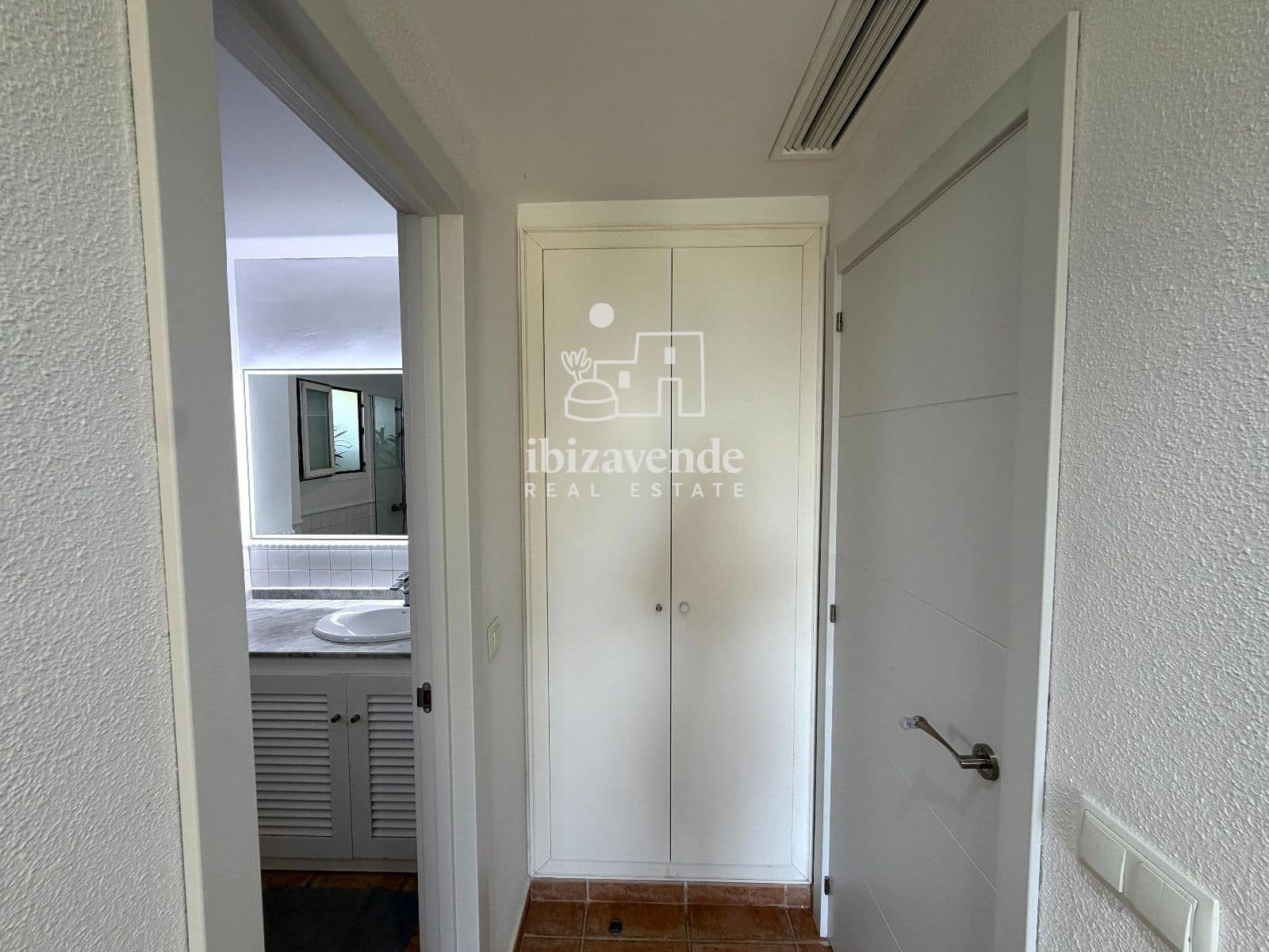 2 soverom Leilighet til leie i Santa Eulalia / Santa Eularia med svømmebasseng garasje - € 2 800 (Ref: 10054286)