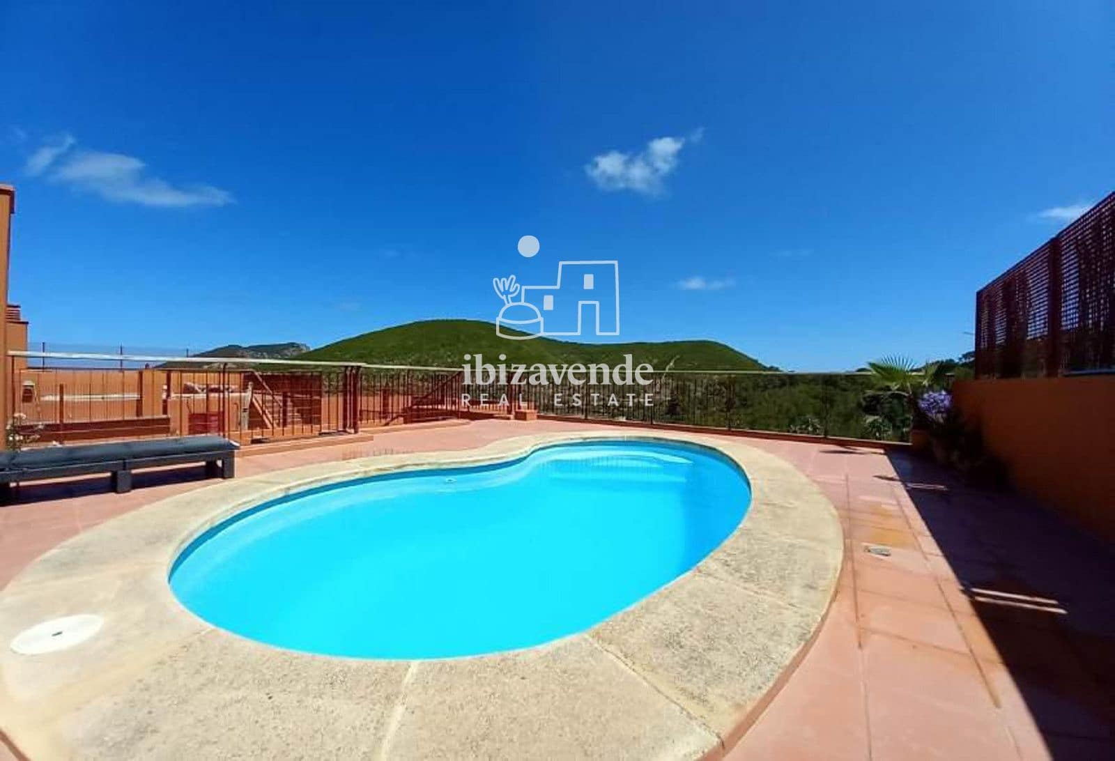 2 soveværelse Lejlighed til salg i Roca Llisa med swimmingpool garage - € 885.000 (Ref: 10057351)