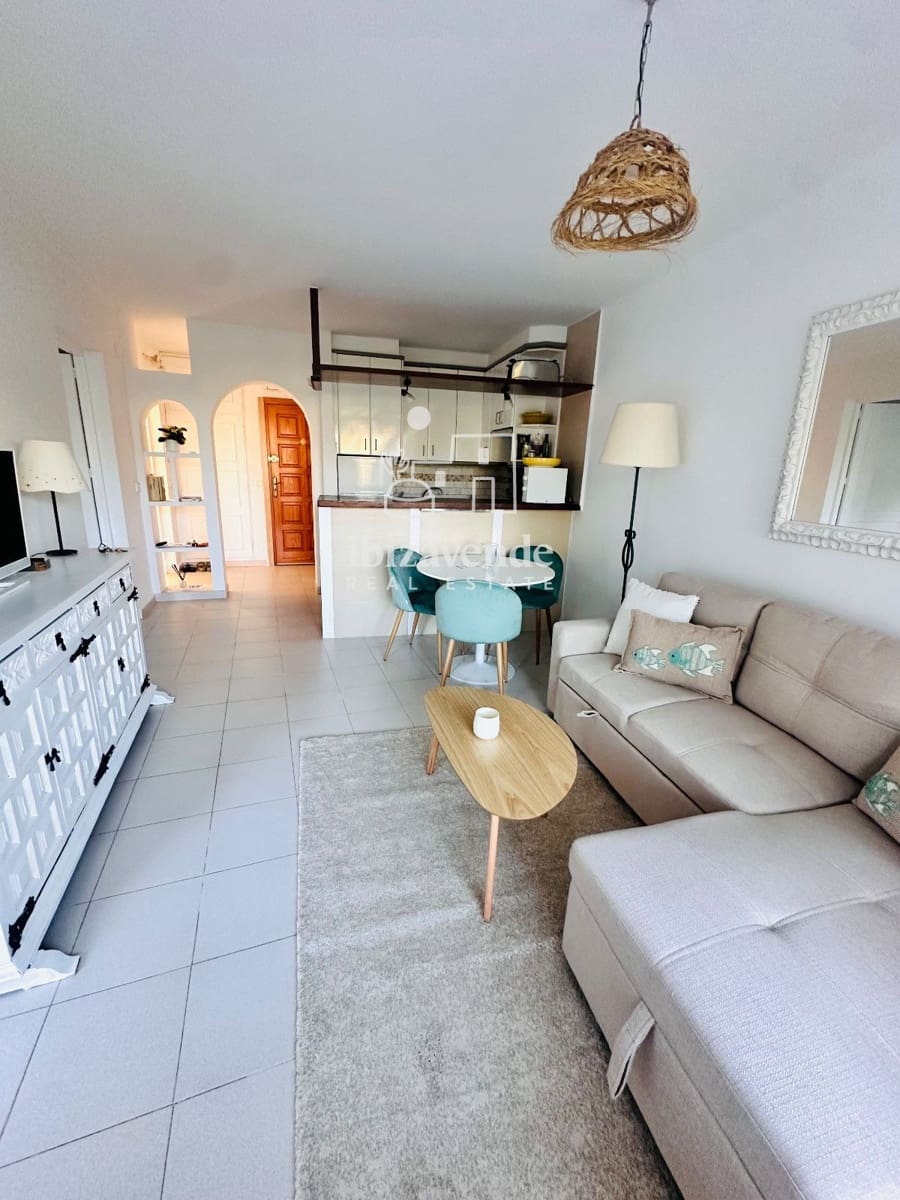2 soverom Leilighet til leie i La Siesta med svømmebasseng - € 2 000 (Ref: 10057584)