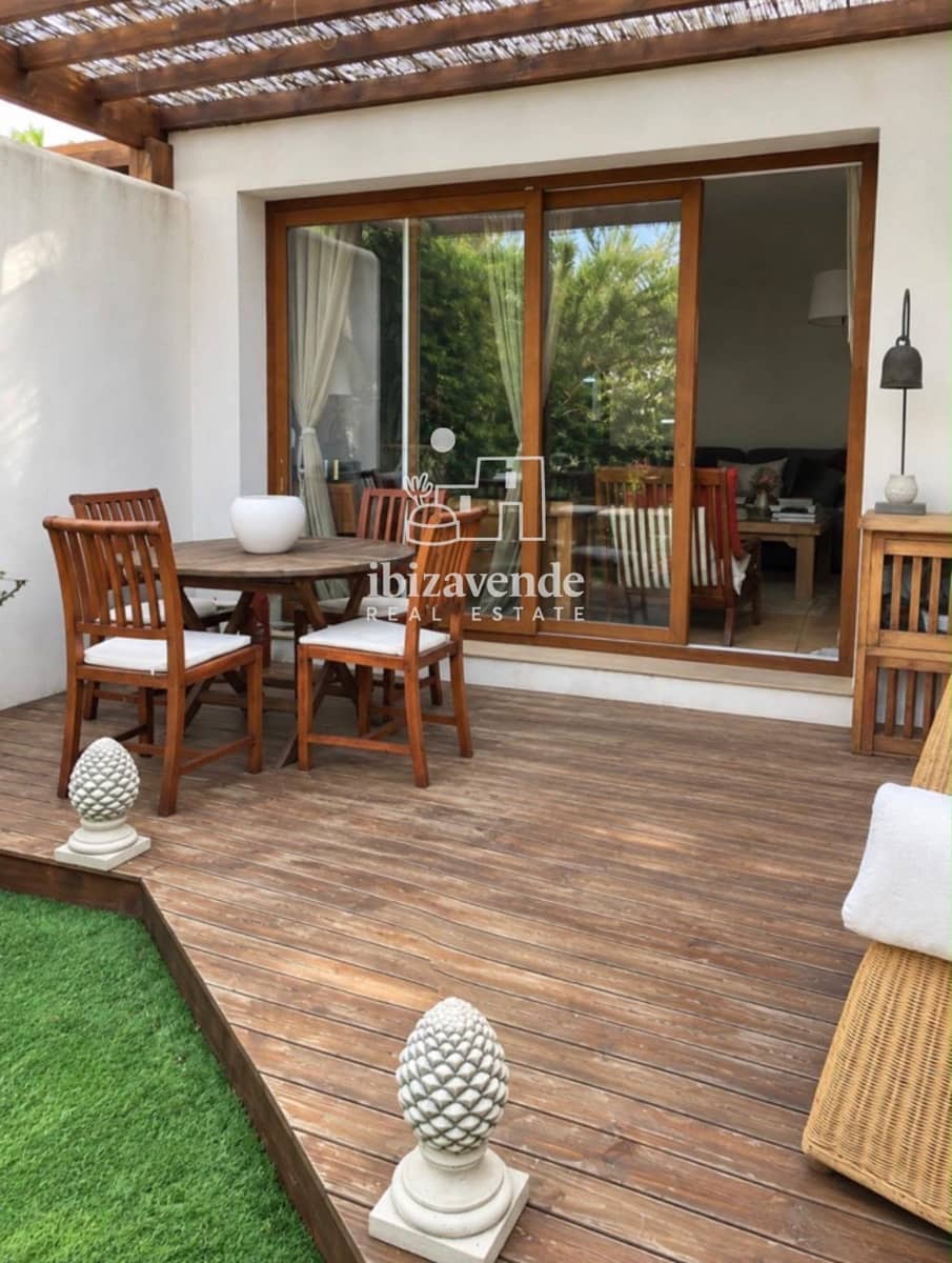 3 soveværelse Byhus til salg i Cala Llonga med swimmingpool garage - € 690.000 (Ref: 10163510)