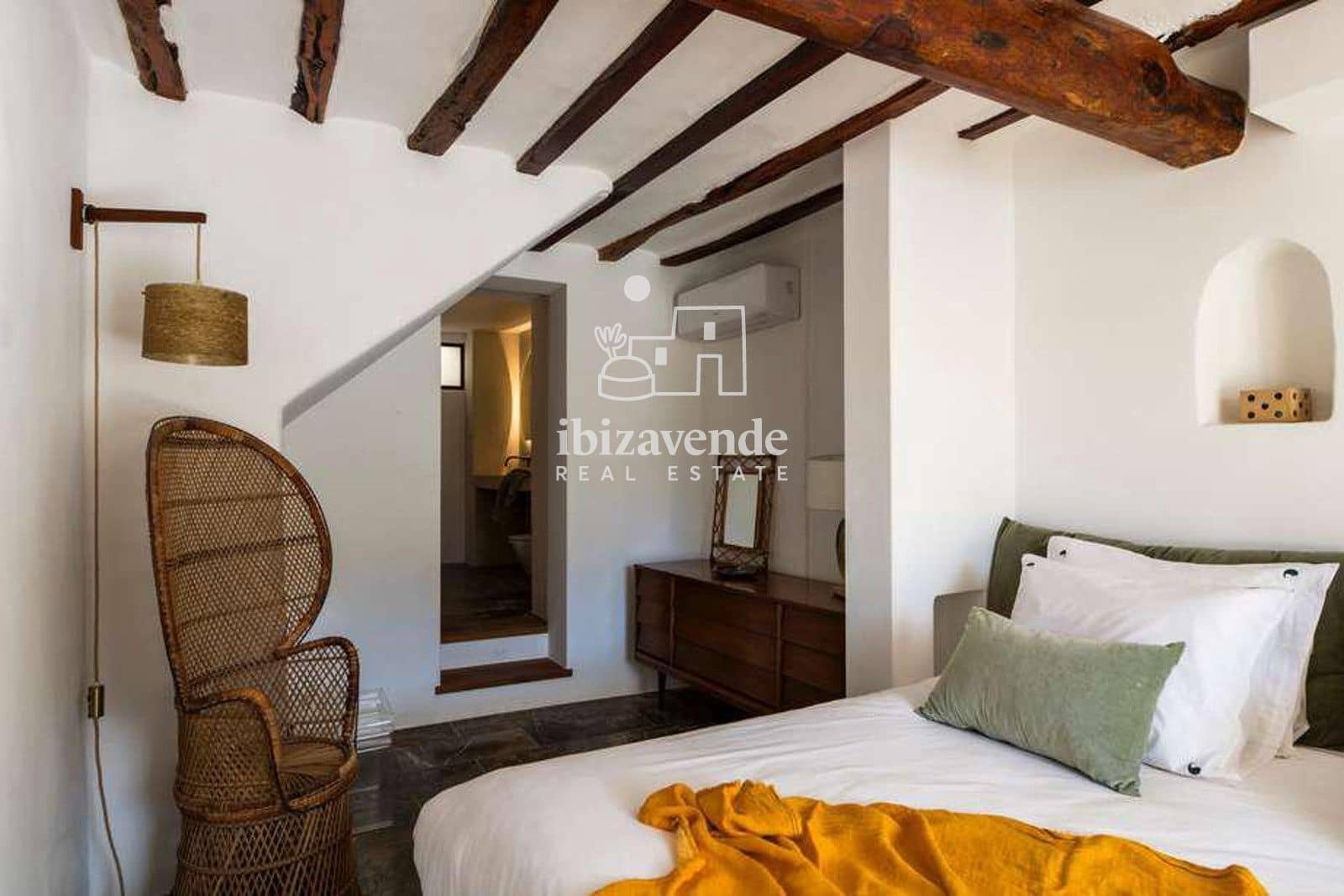 Chalet de 6 habitaciones en Sant Antoni de Portmany en alquiler con piscina - 16.500 € (Ref: 10179373)